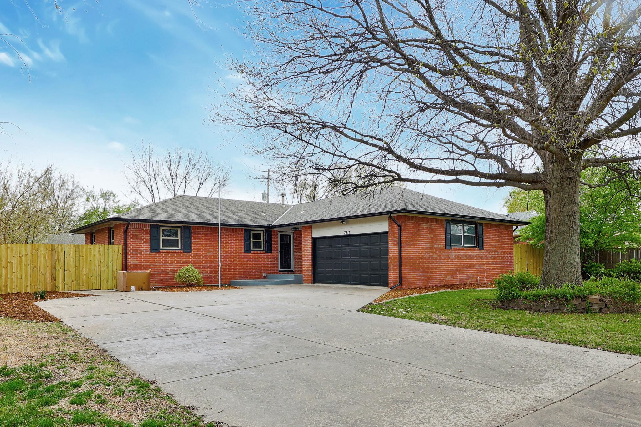 7811 W Suncrest St Property Photo