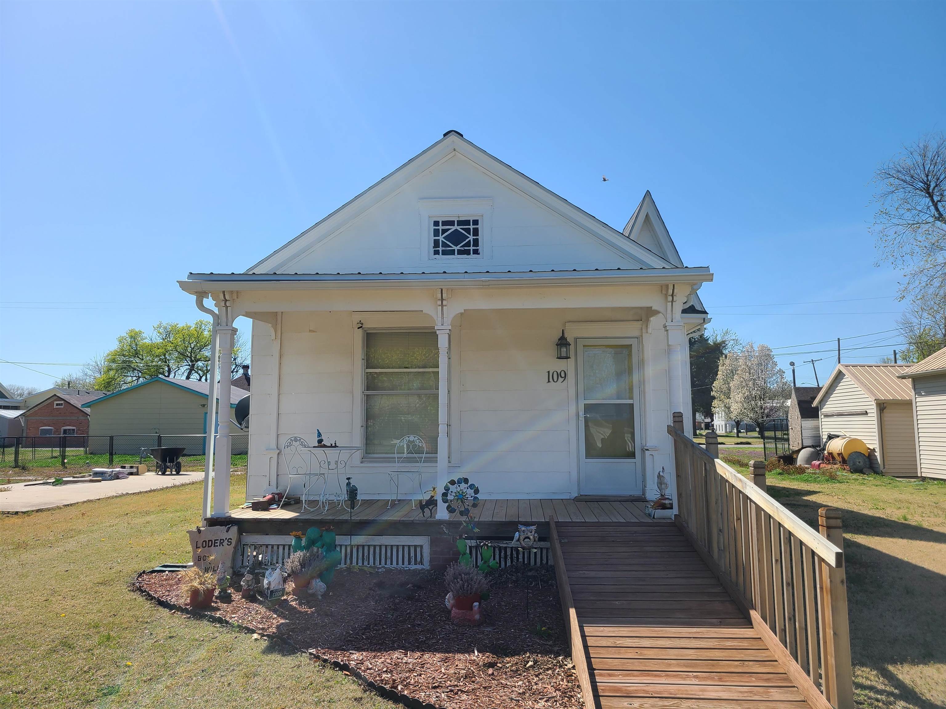 109 N Walton St Property Photo 1