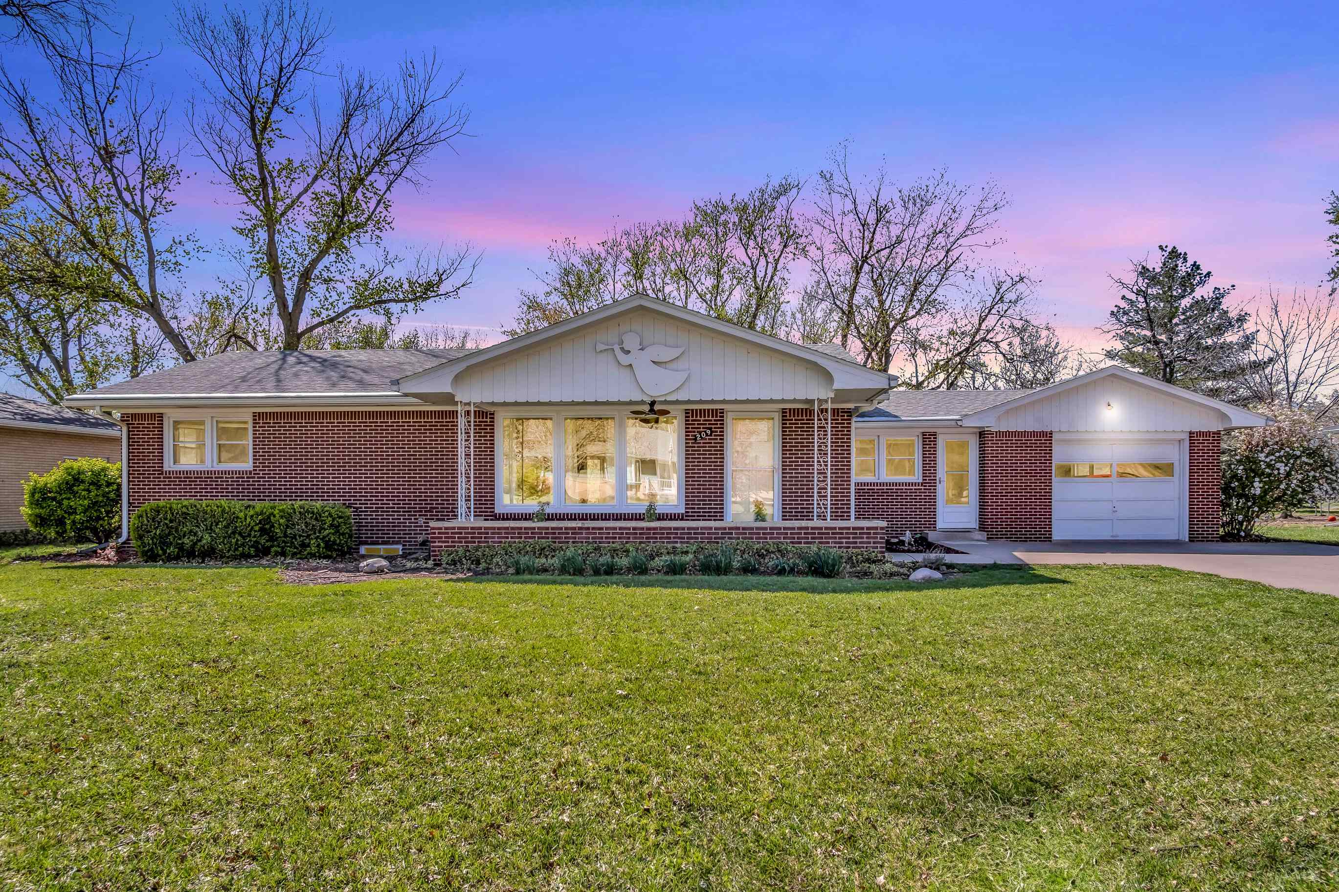 Hesston Real Estate Listings Main Image