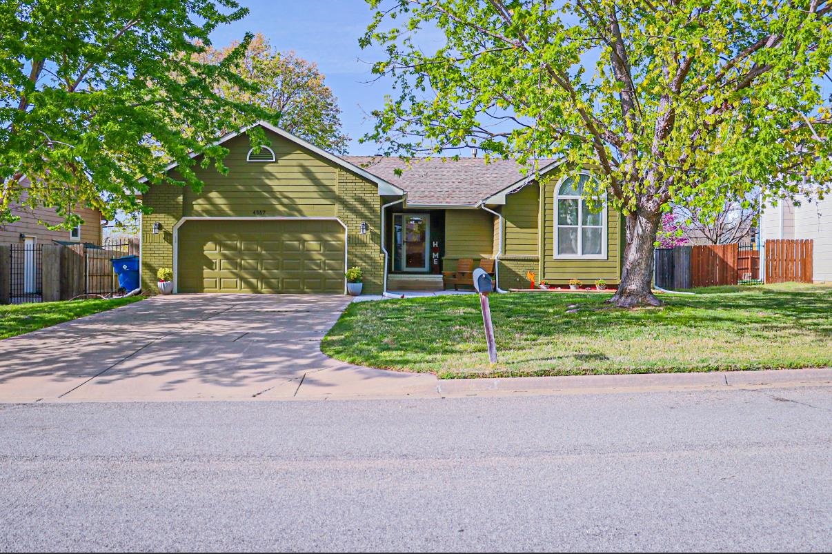 4557 N Eagle Lake Dr Property Photo 1