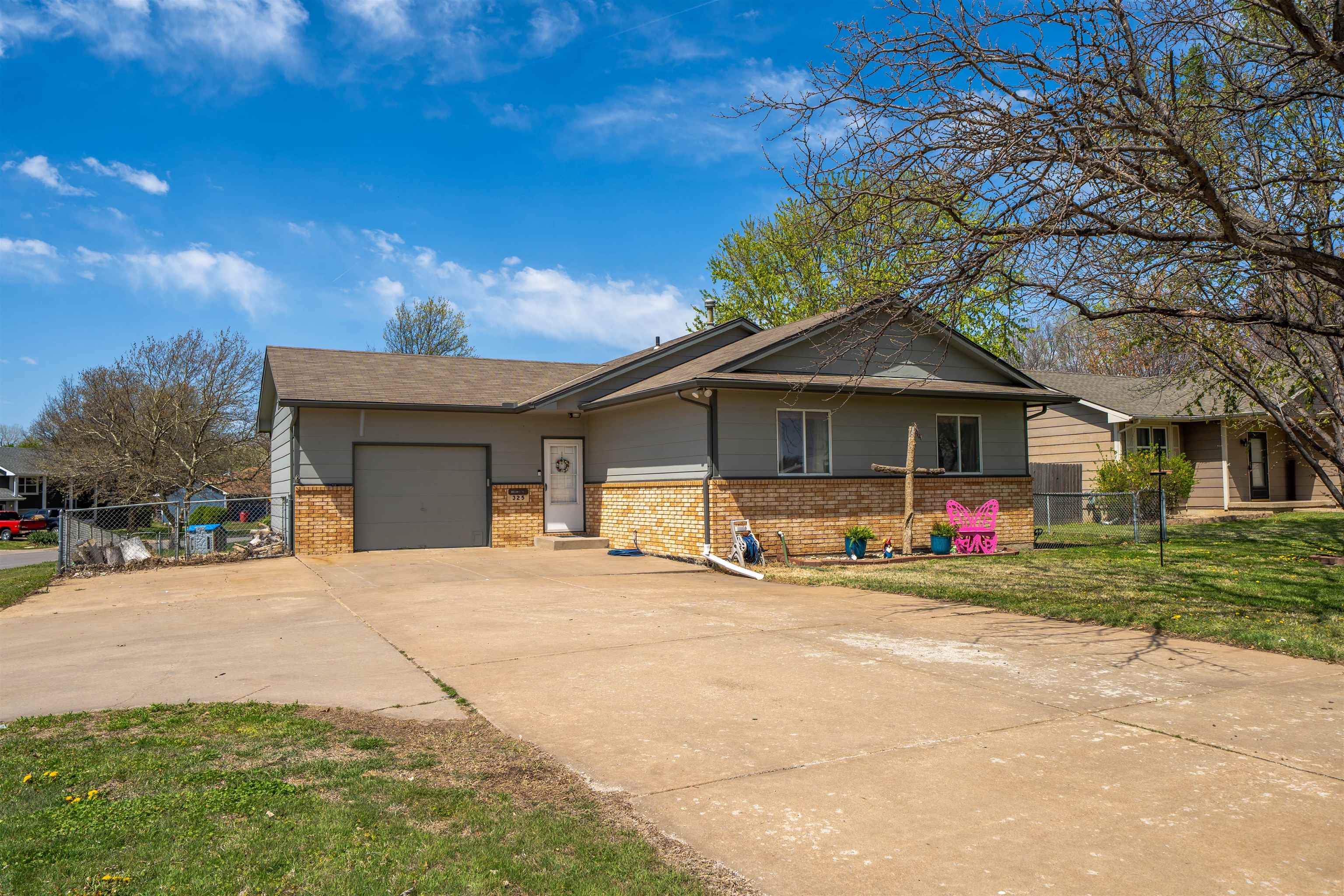 325 S Goddard Rd Property Photo