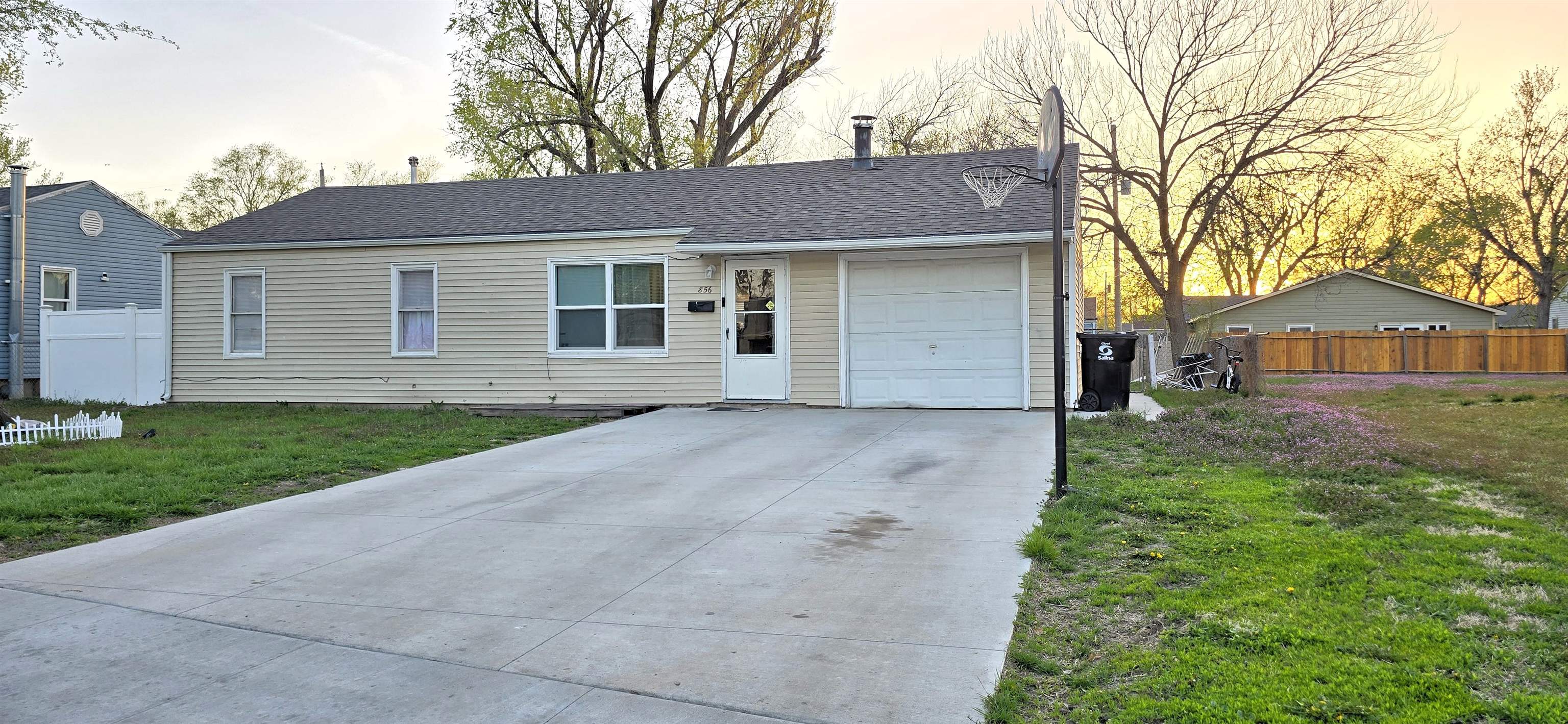 856 Pontiac Ave Property Photo