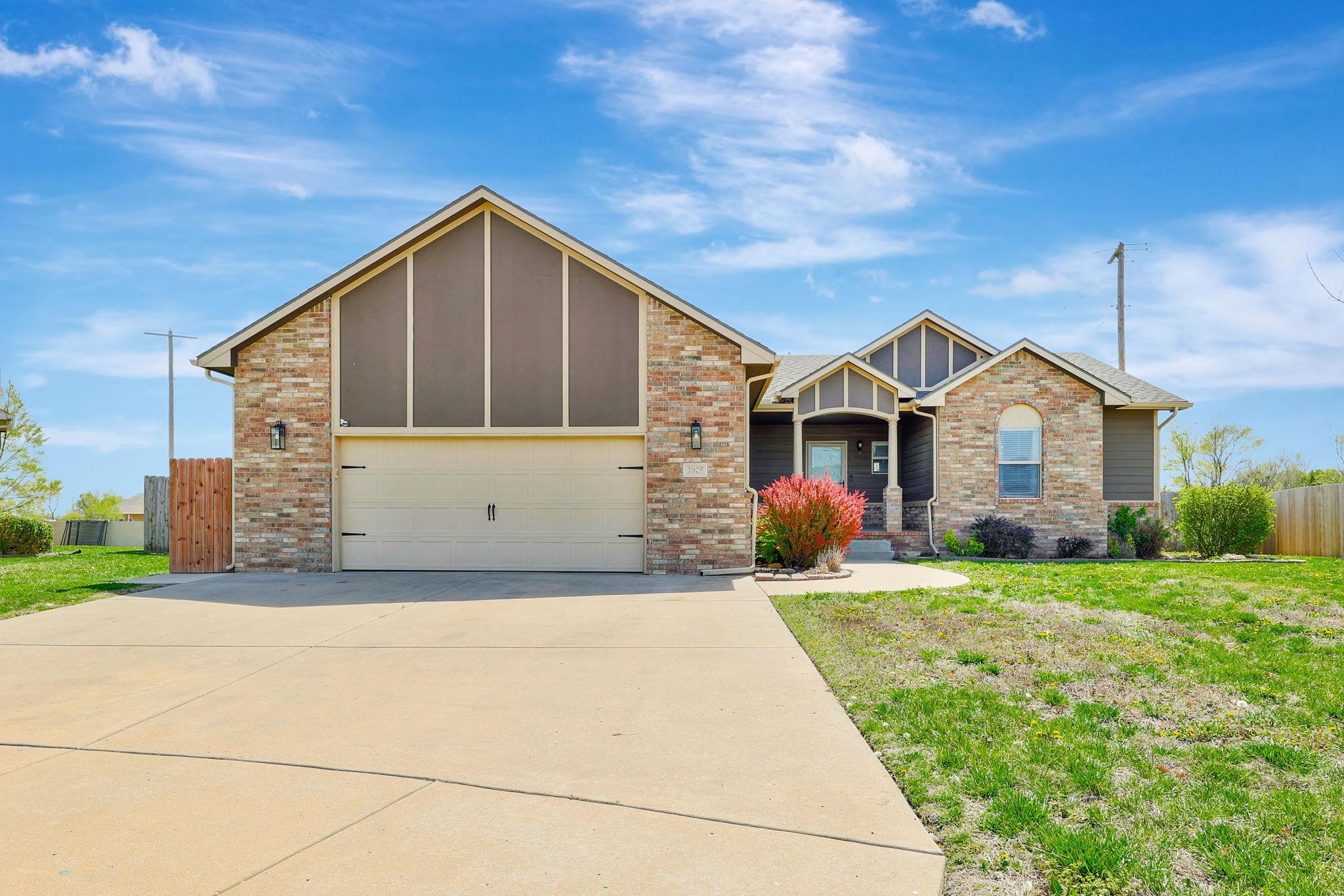 2025 E Clover Ct Property Photo 1