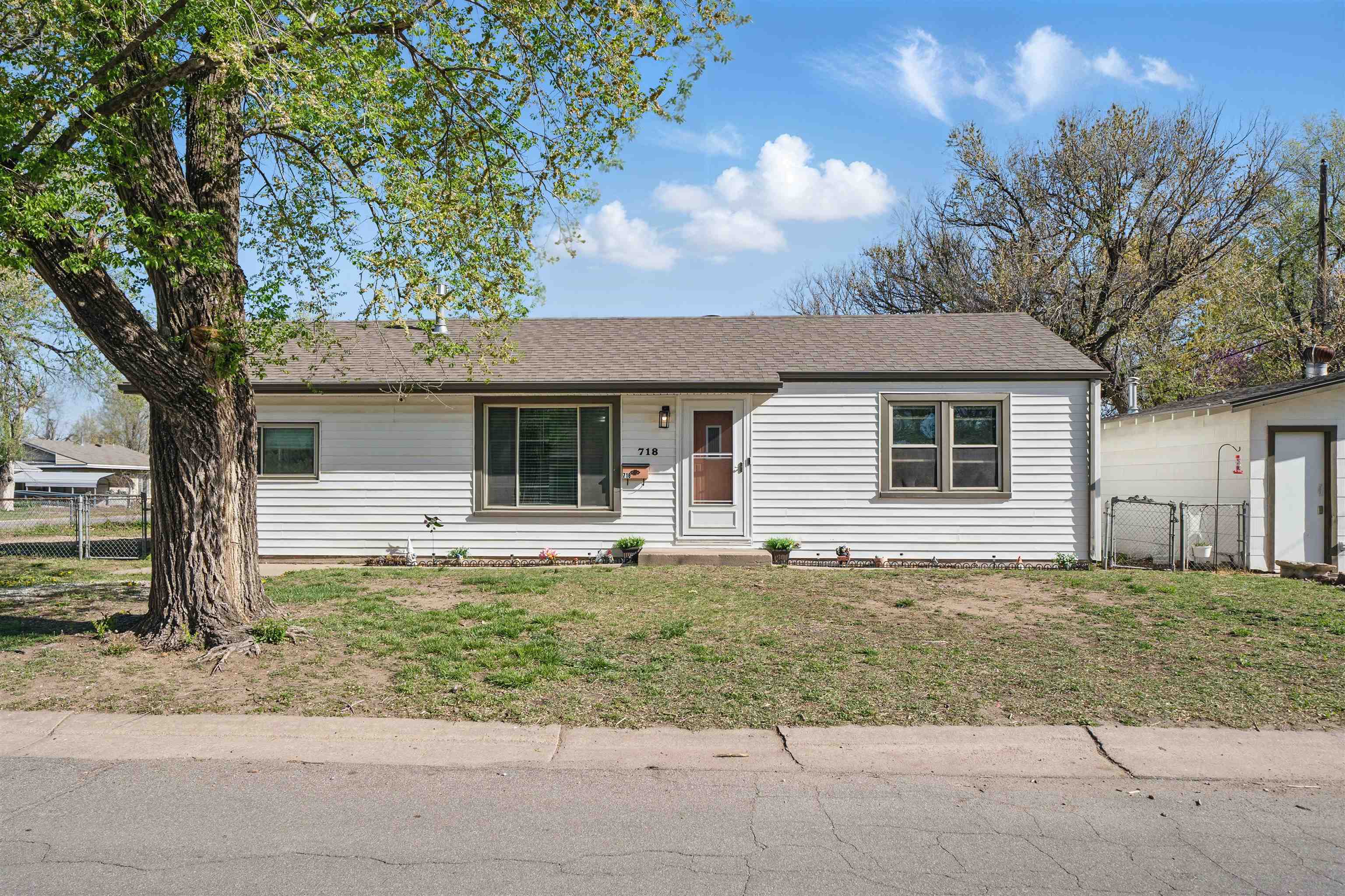 718 W 44th St S Property Photo