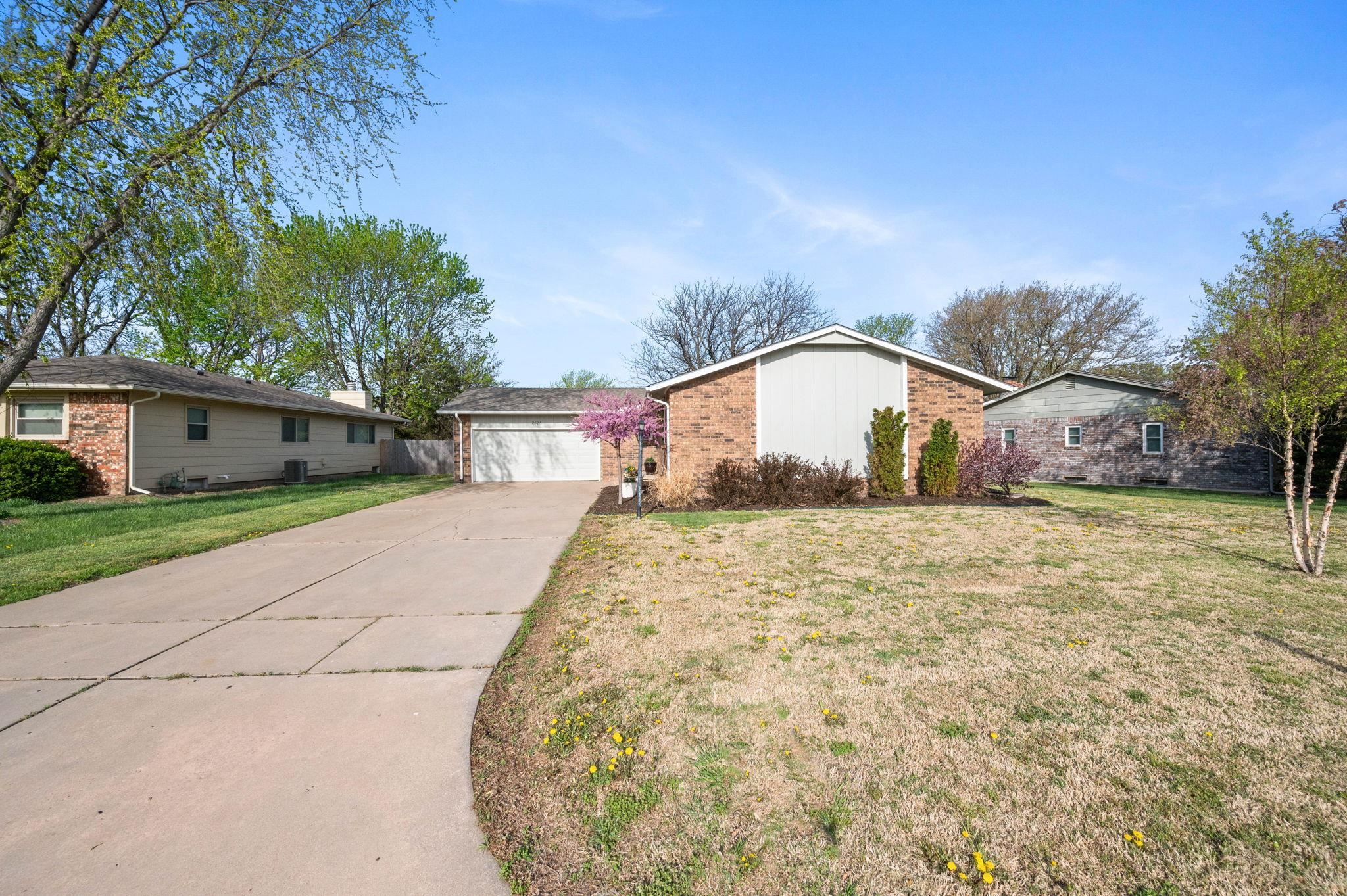 2525 N Welgate Cir Property Photo