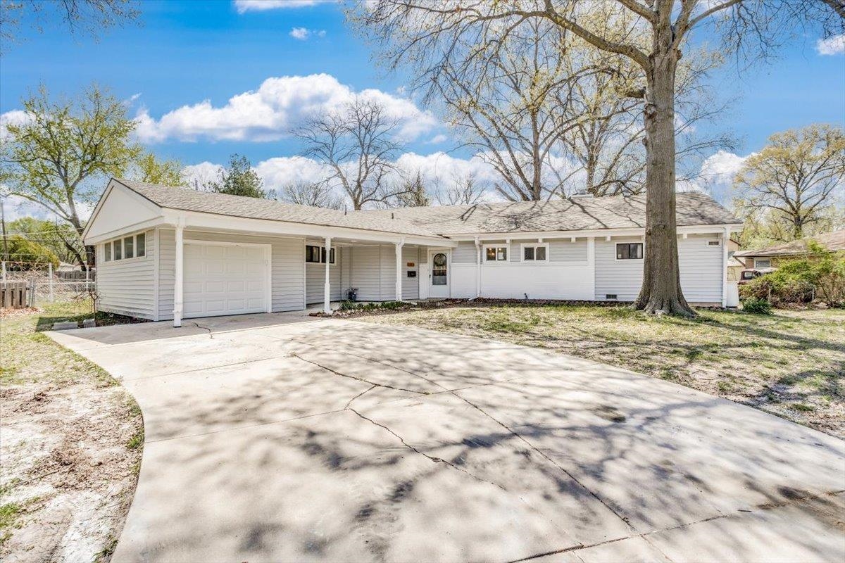 2615 E Clover Ln Property Photo