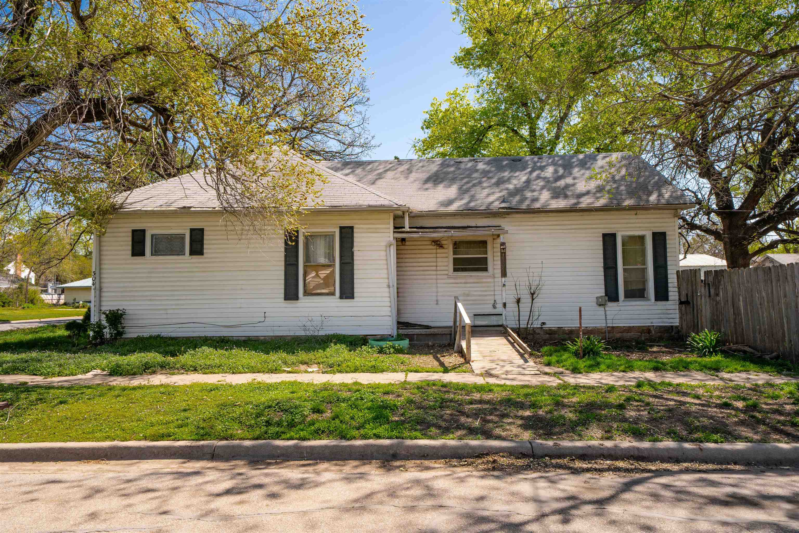 304 E 13th St Property Photo