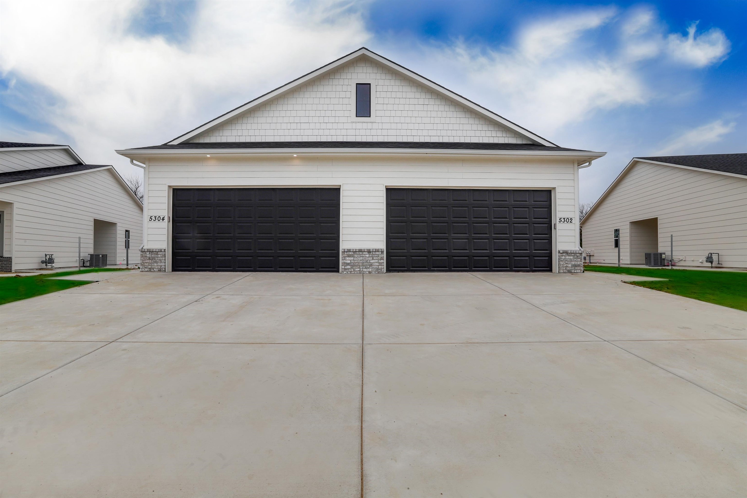 5250 Pinecrest Ct N Property Photo 1