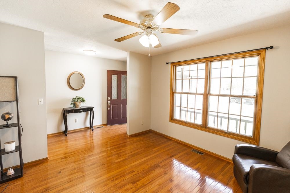 814 Post Oak Ln Property Photo 2