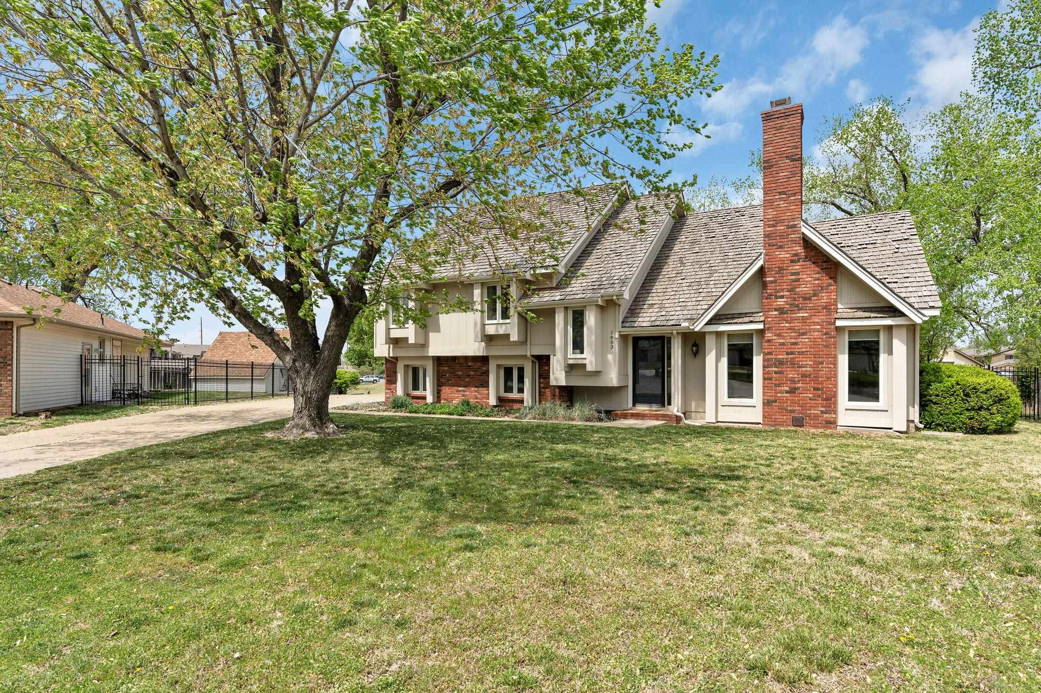 1803 S White Oak Cir Property Photo