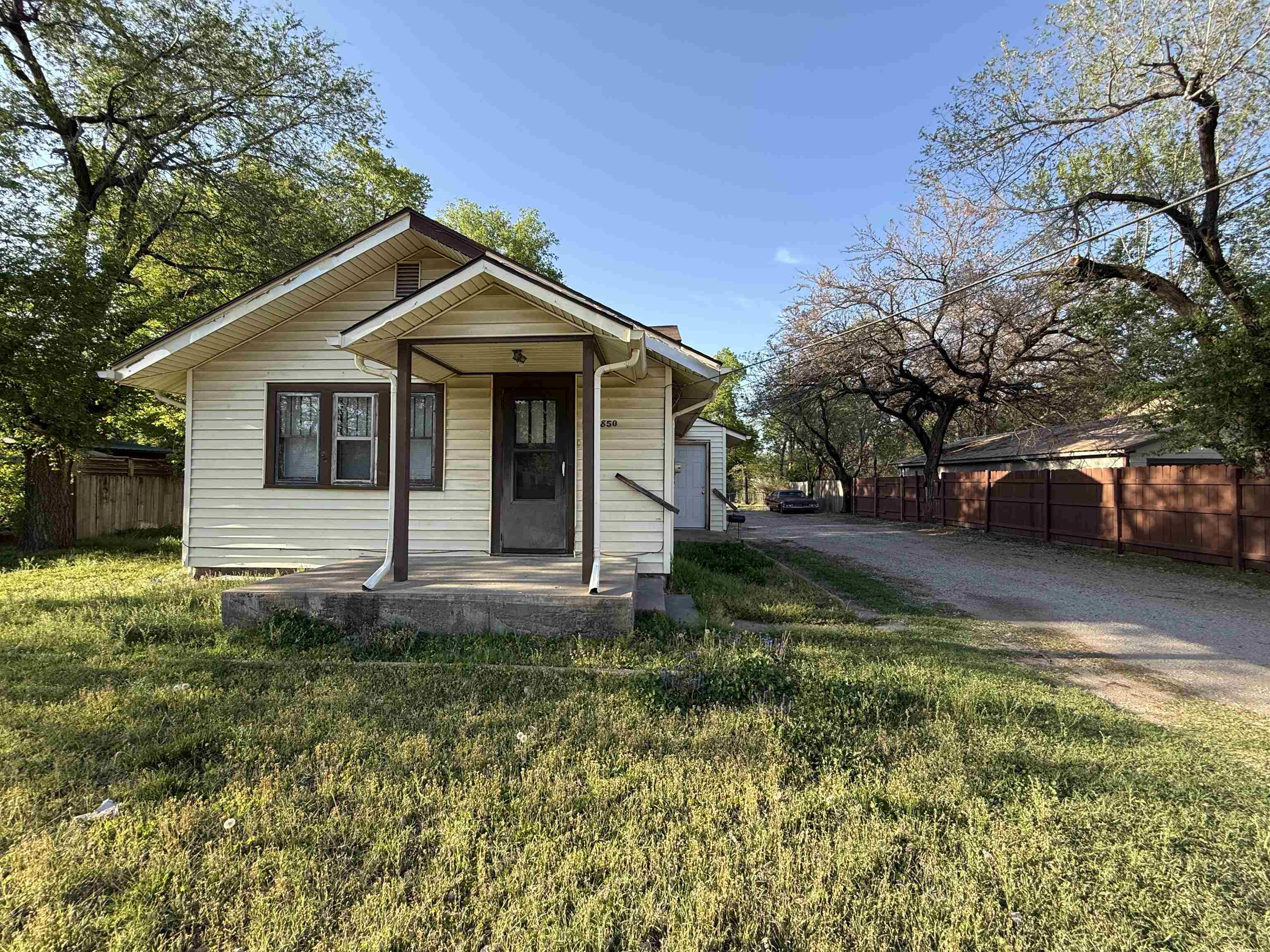 850 W 33rd St N Property Photo