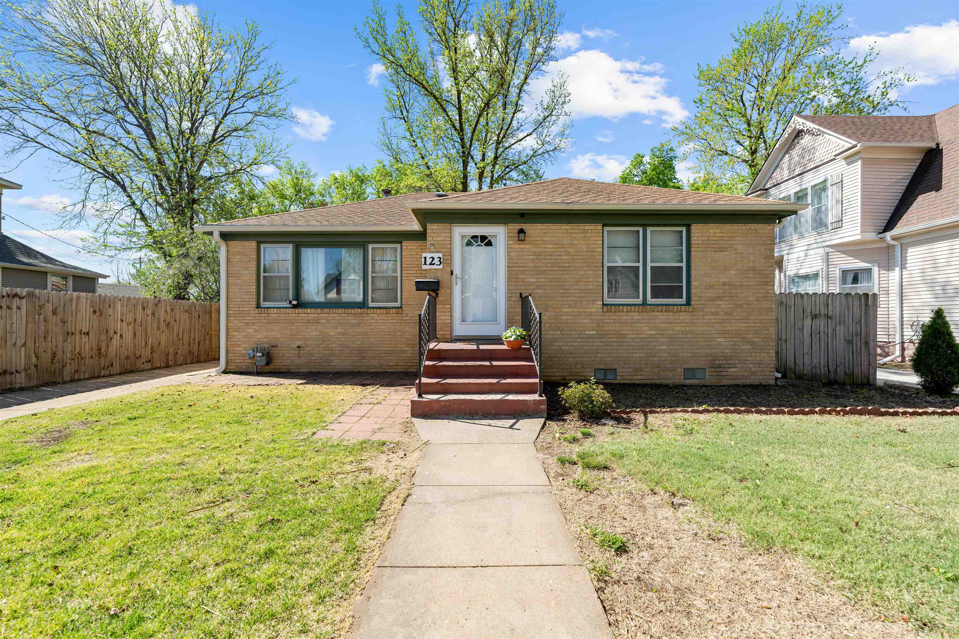 123 W Minneapolis Ave Property Photo