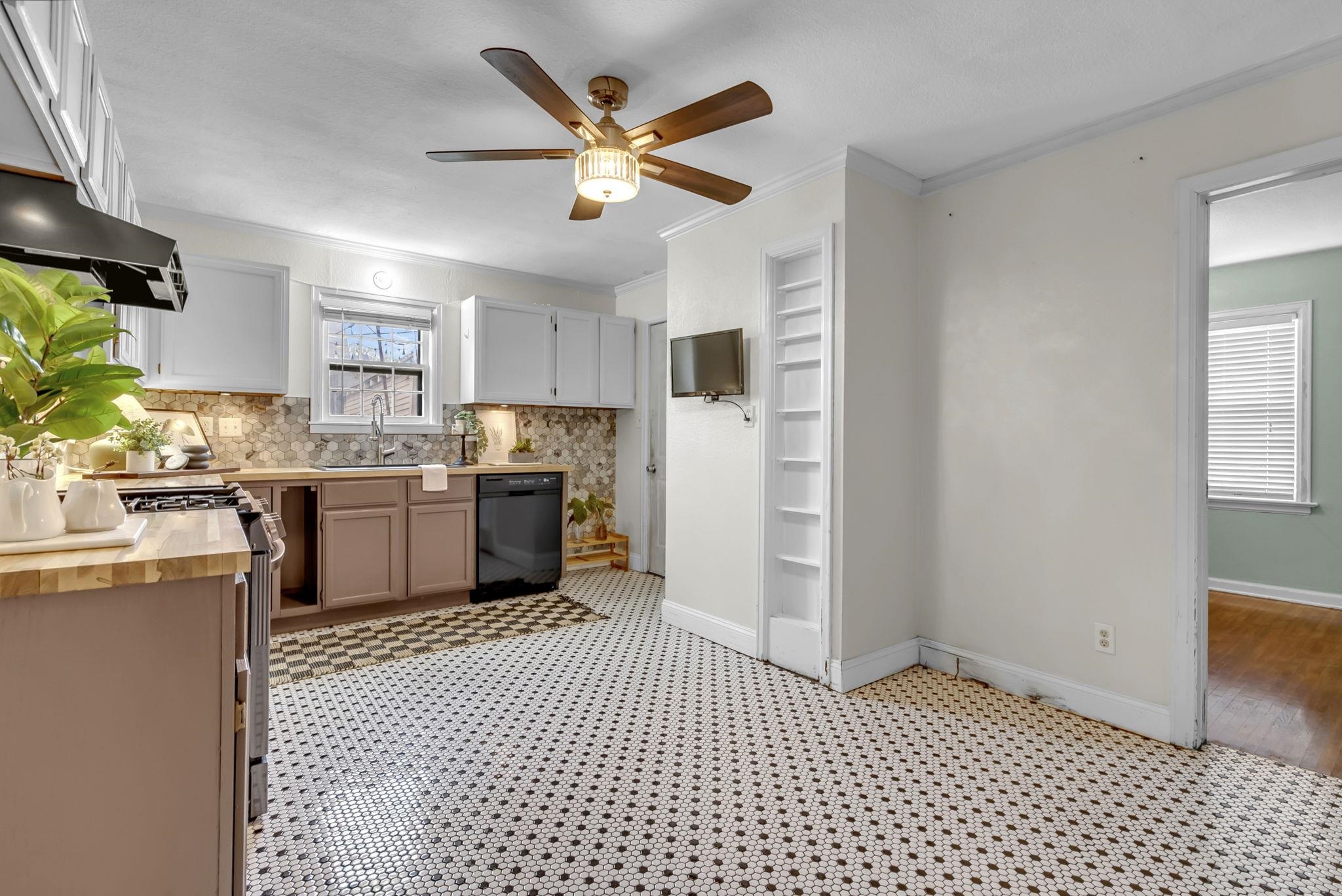 121 N Glendale St Property Photo 9