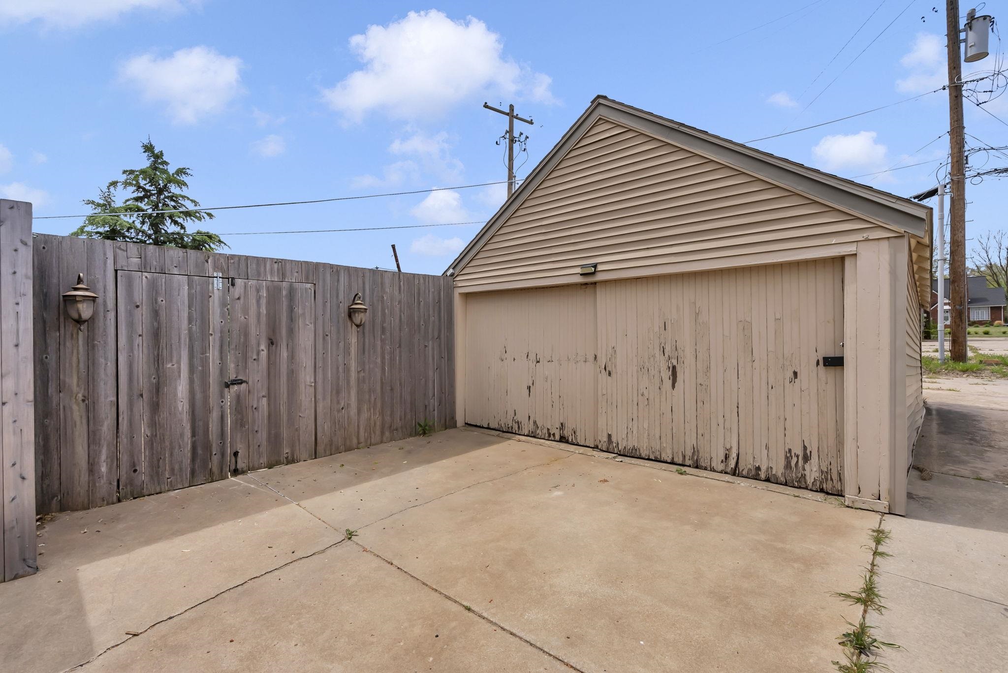 121 N Glendale St Property Photo 29