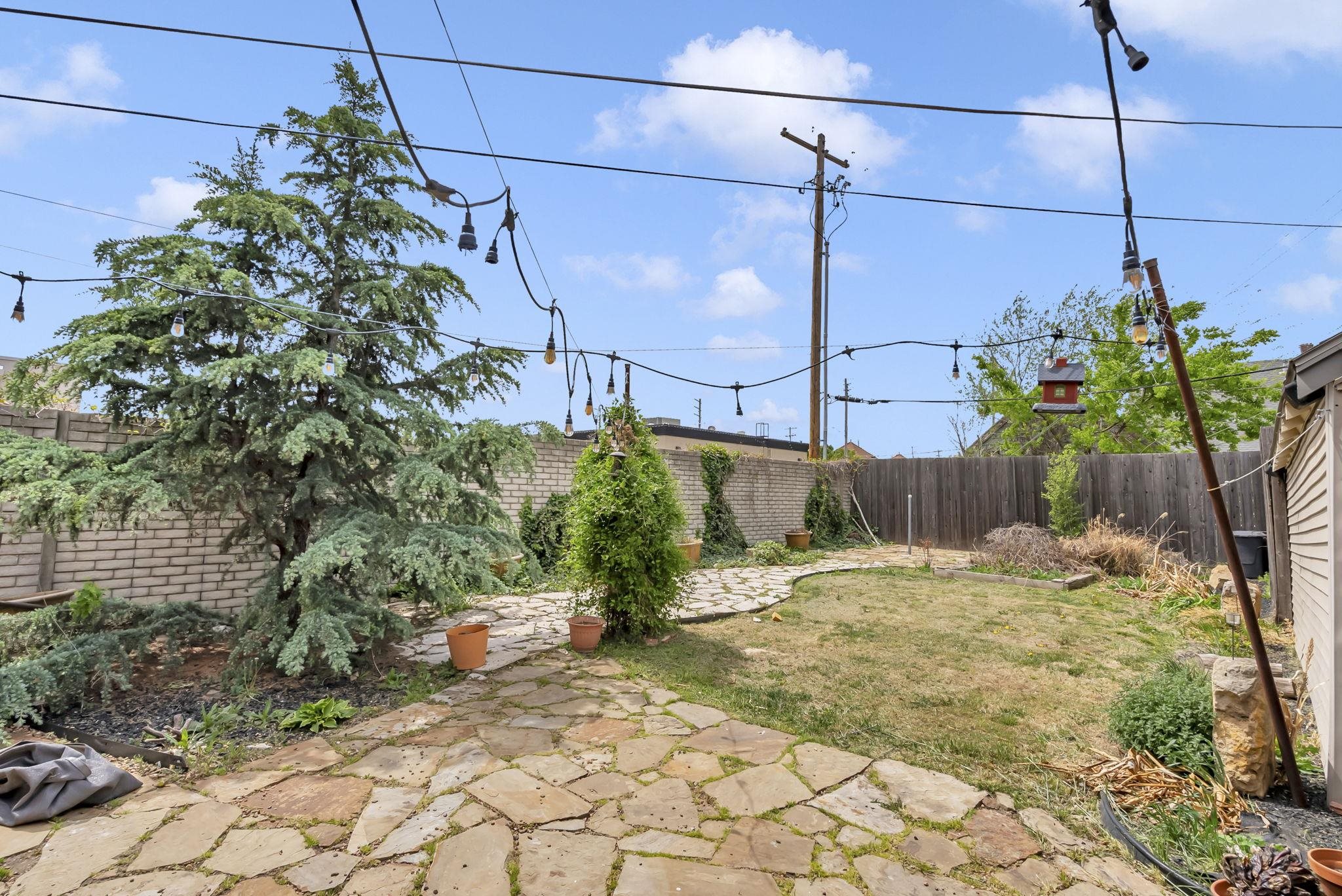 121 N Glendale St Property Photo 32