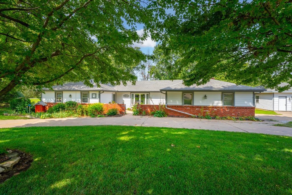1 Lake Park Dr Property Photo