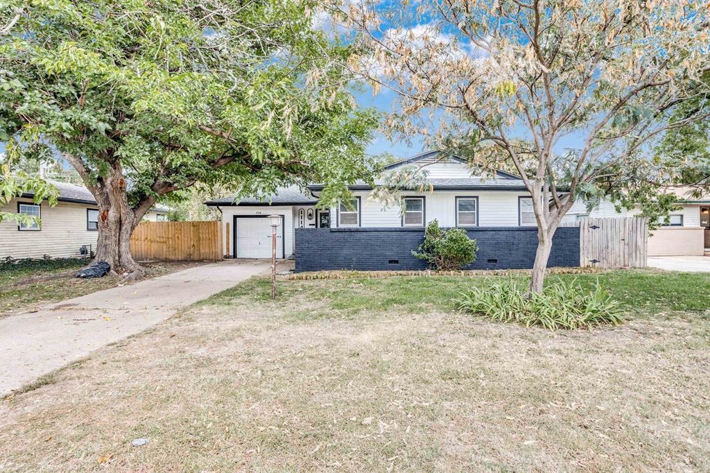 1114 W Casado St Property Photo