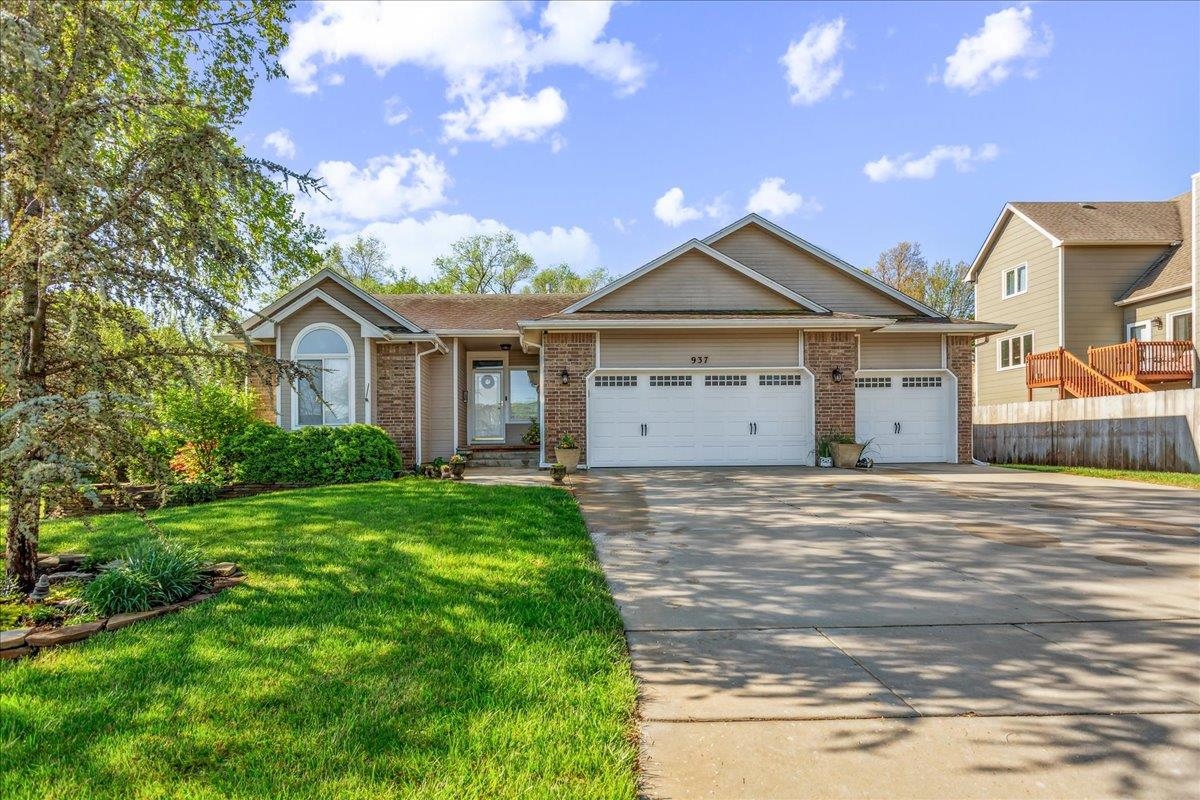 937 E Southcrest Dr Property Photo