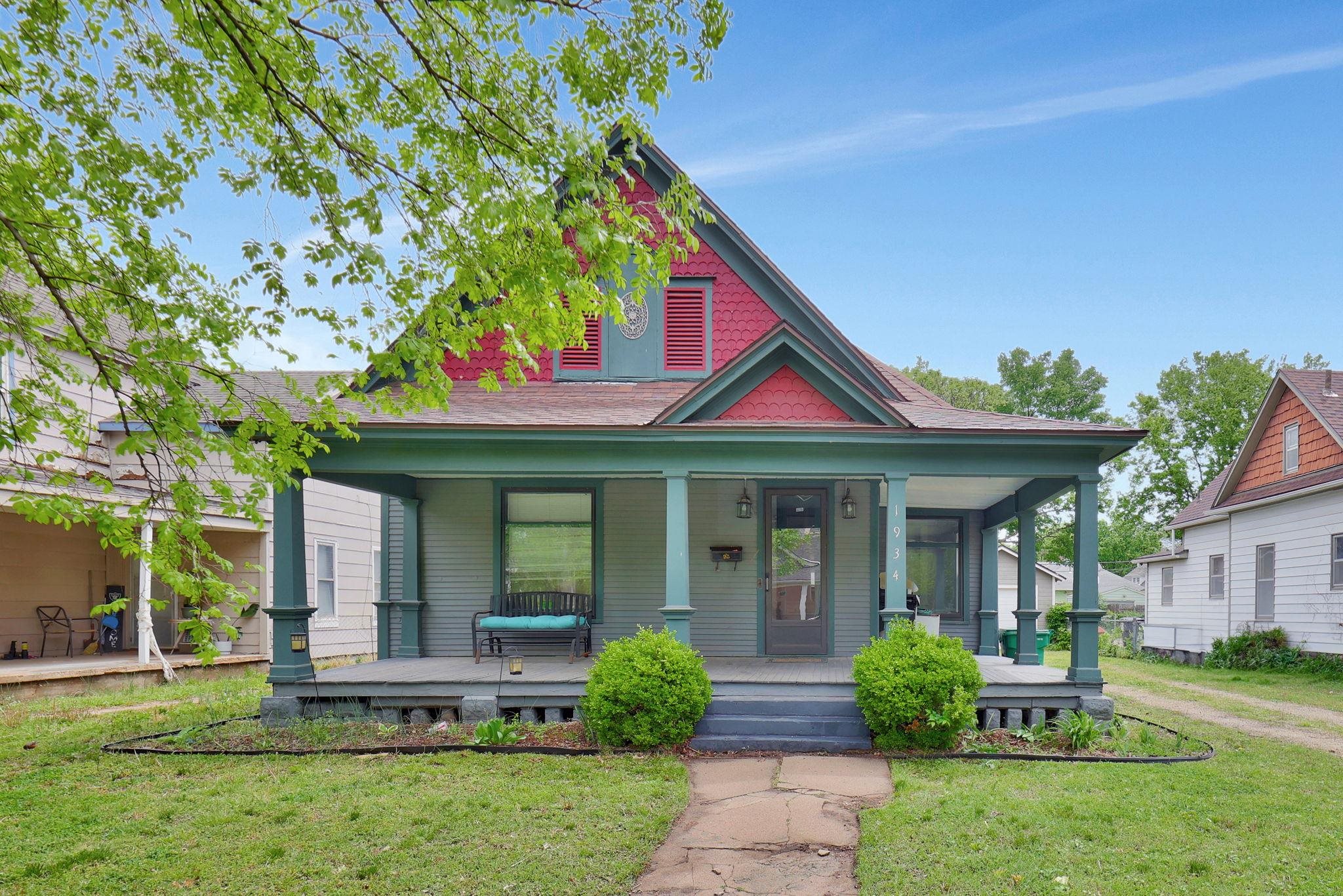 1934 N Park Pl Property Photo