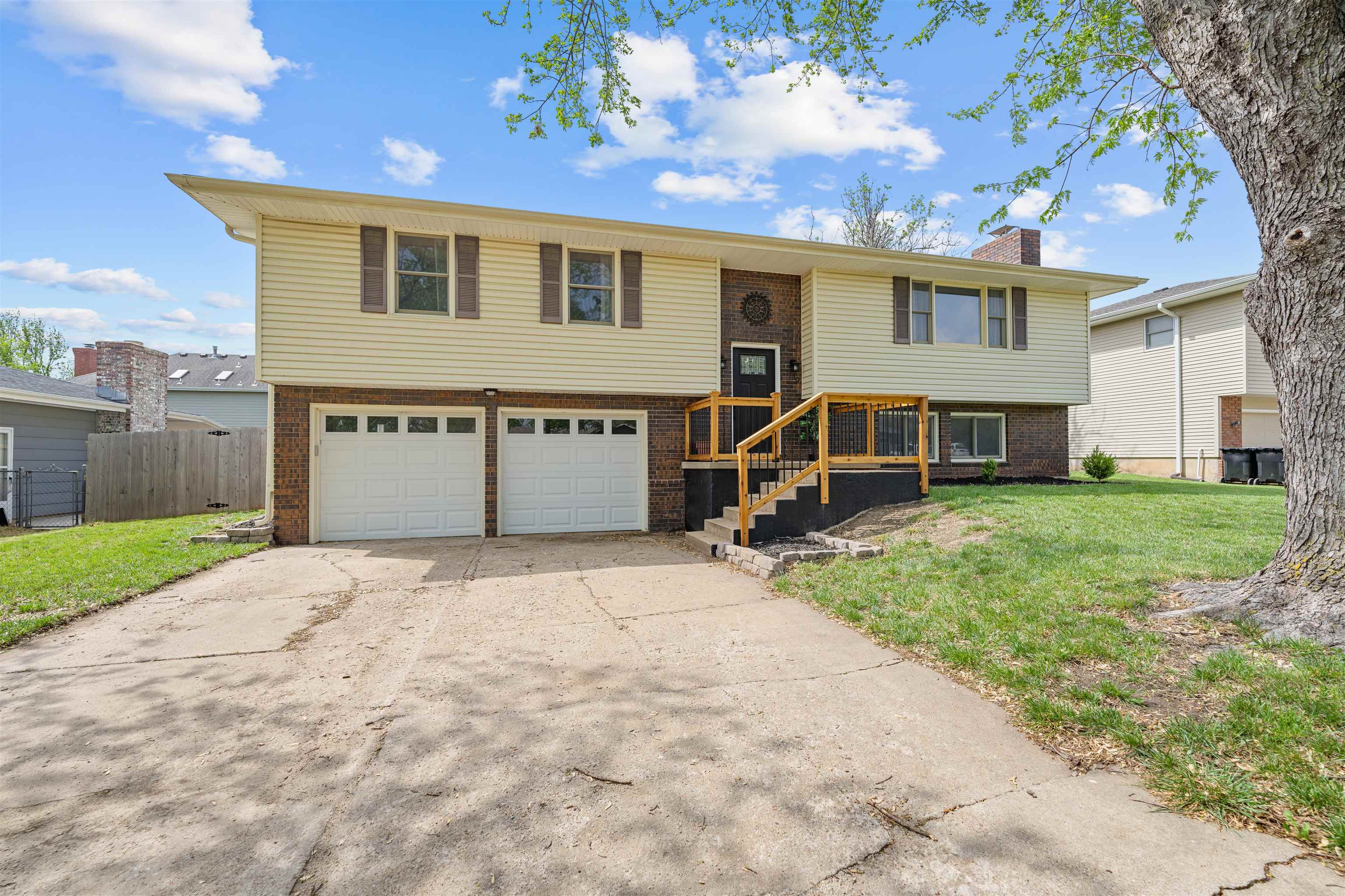 2120 Applewood Ln