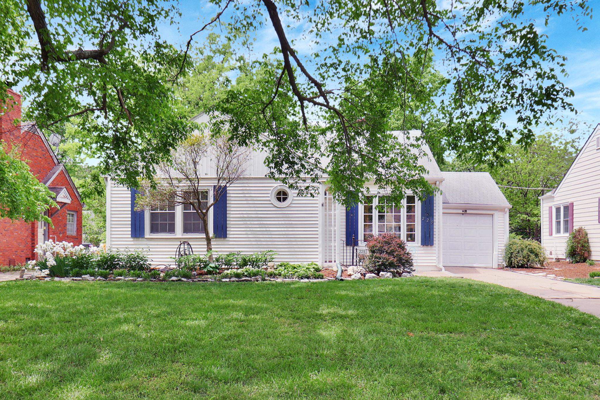 225 N Bleckley Dr Property Photo