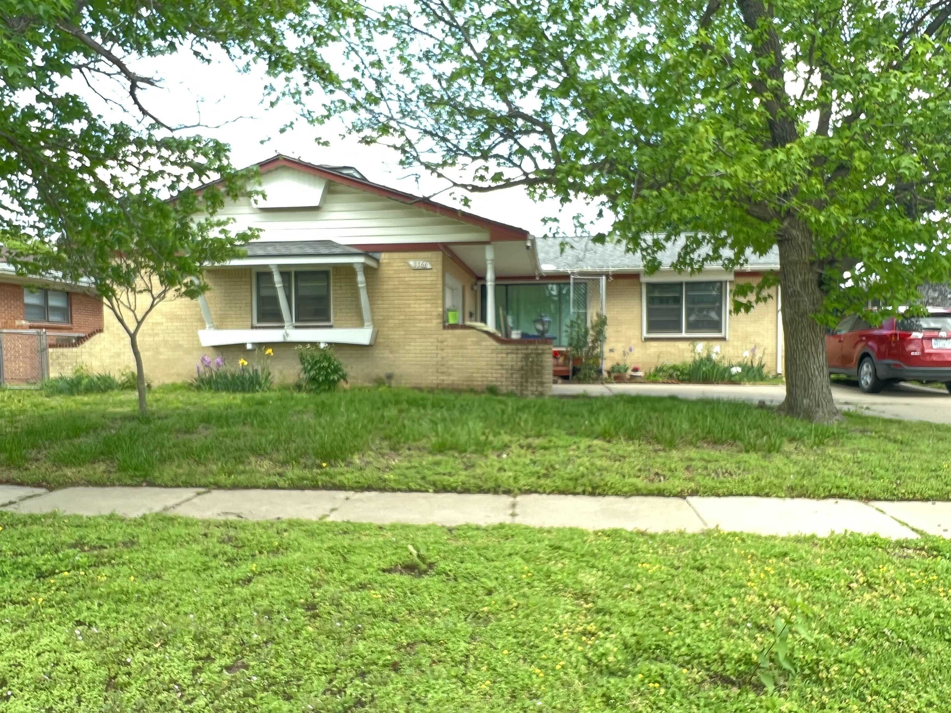 3366 S Oak St Property Photo 2