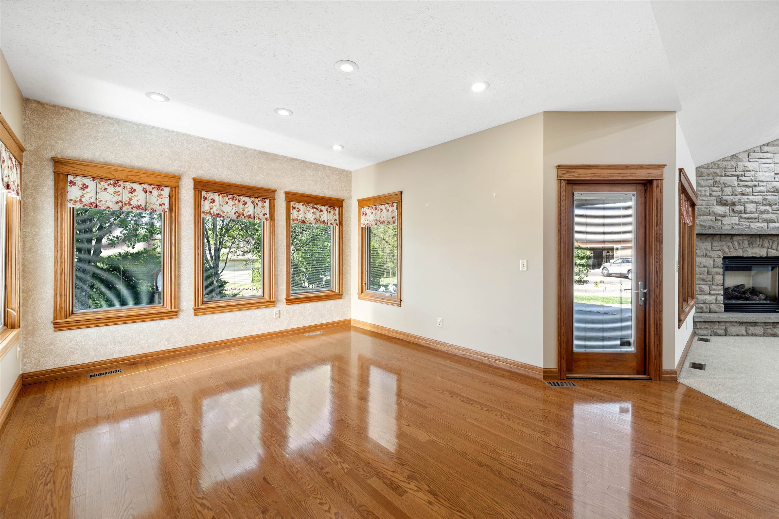 2502 Maclean Cir. Property Photo 6