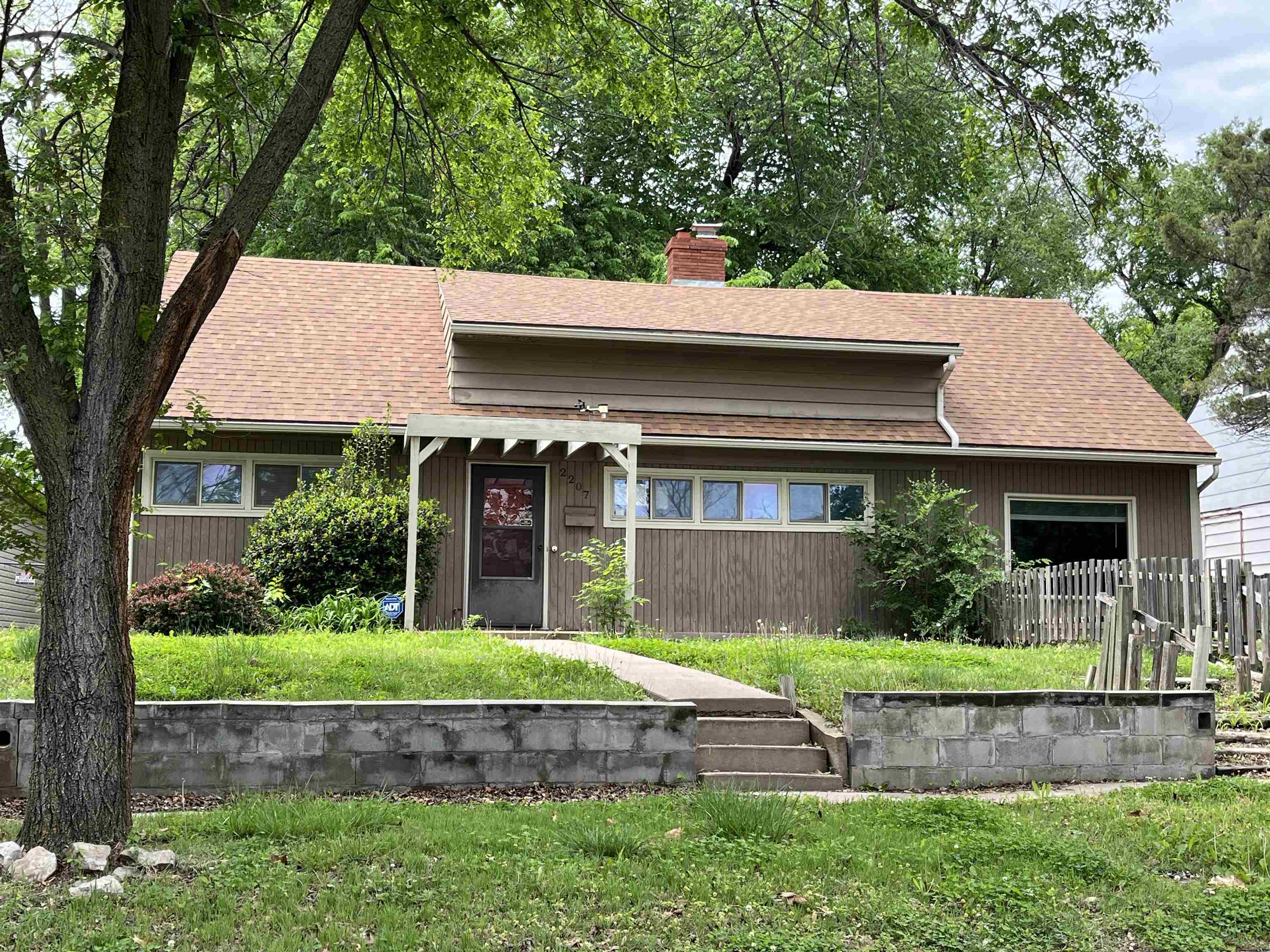 2207 S Pinecrest St Property Photo