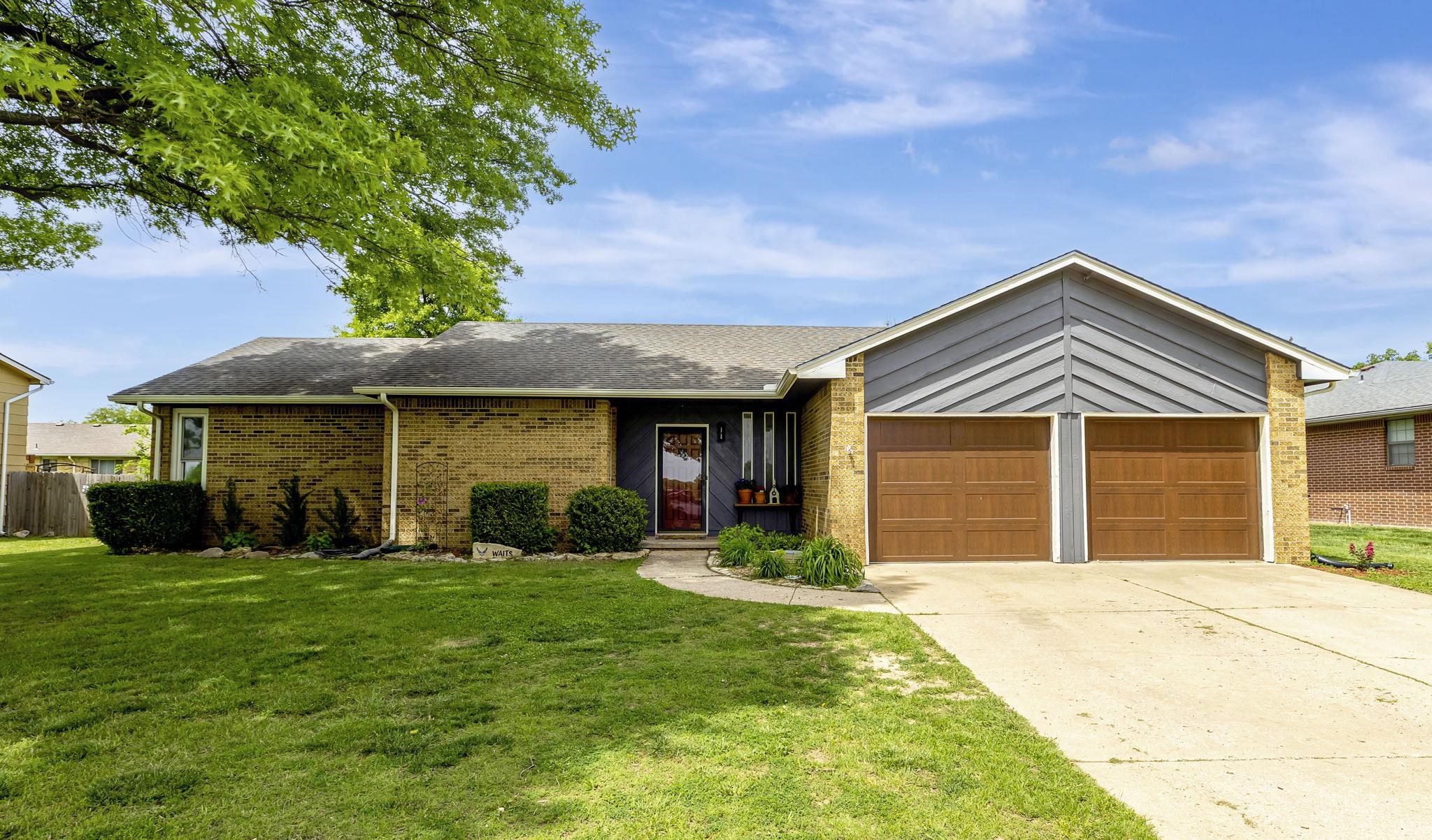 120 E Shady Brook Ln