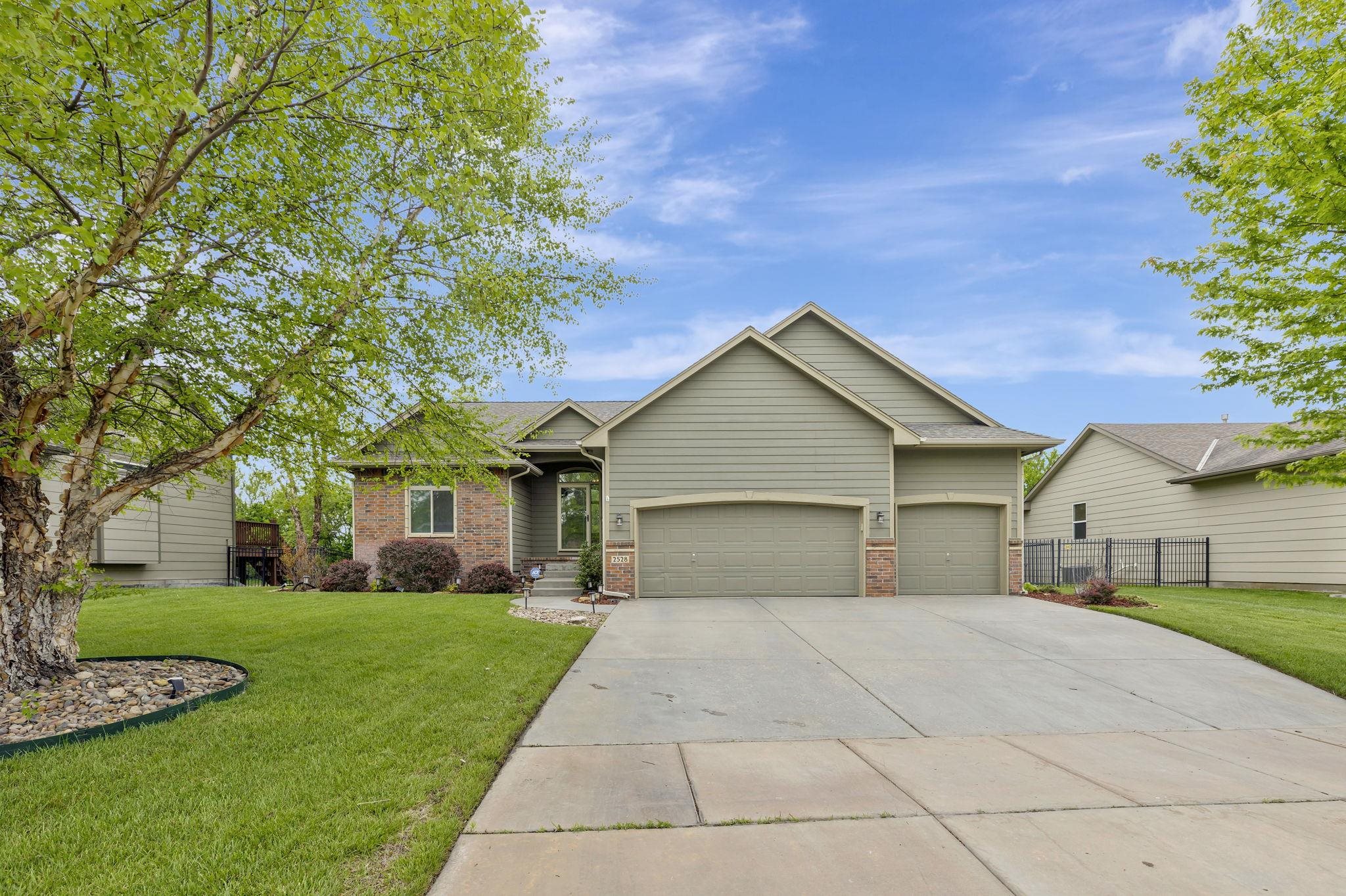 2528 N Fieldstone St Property Photo 1