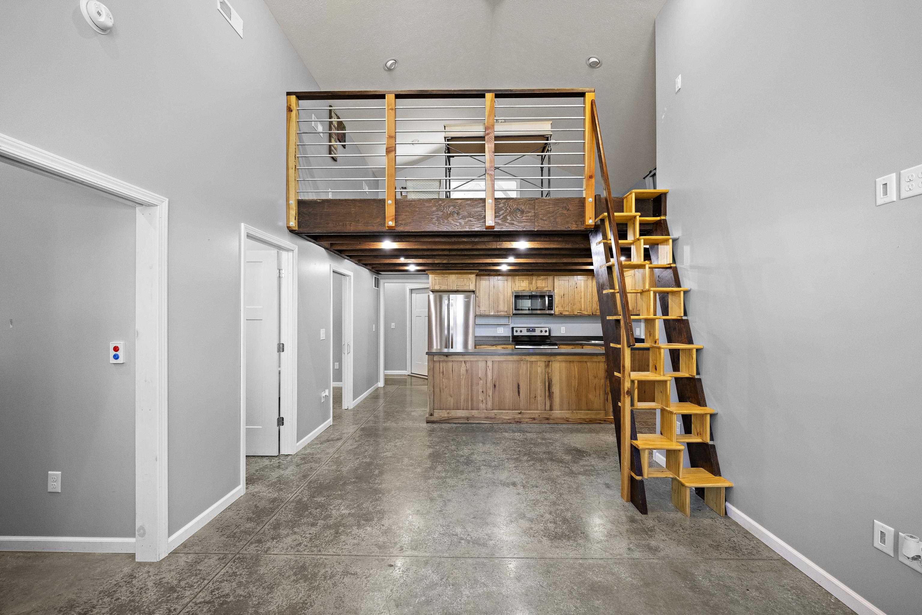 304 E Market St Property Photo 11