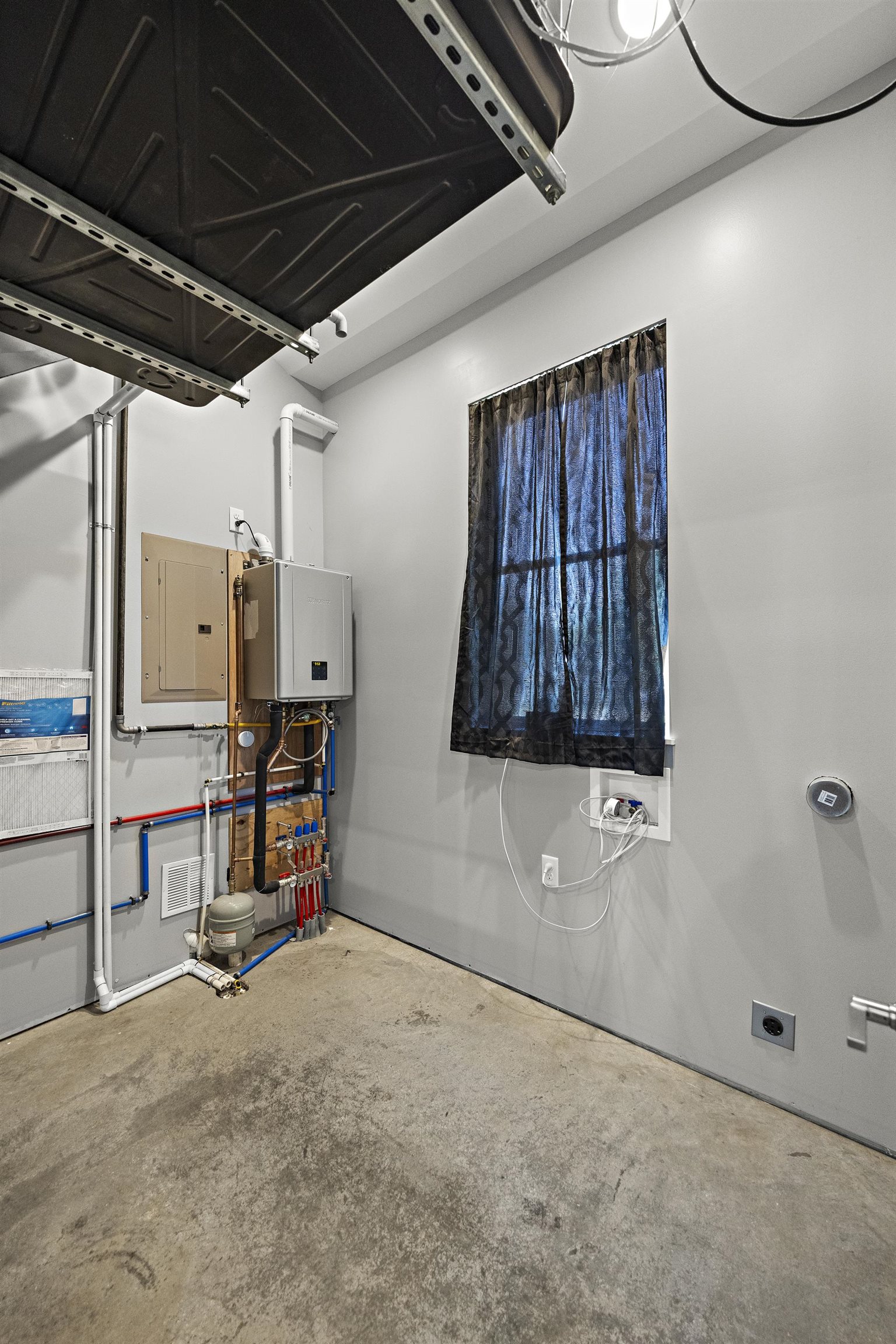 304 E Market St Property Photo 17