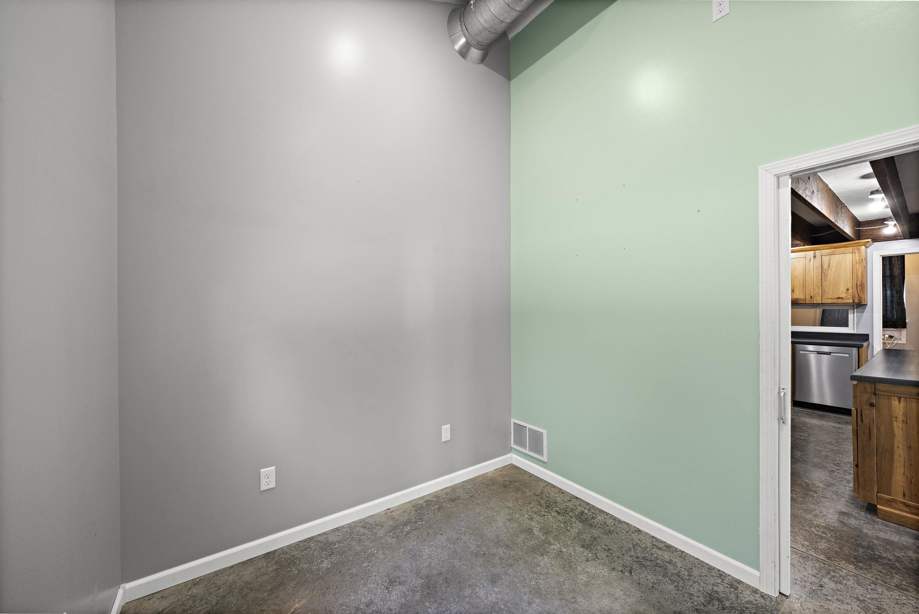 304 E Market St Property Photo 25