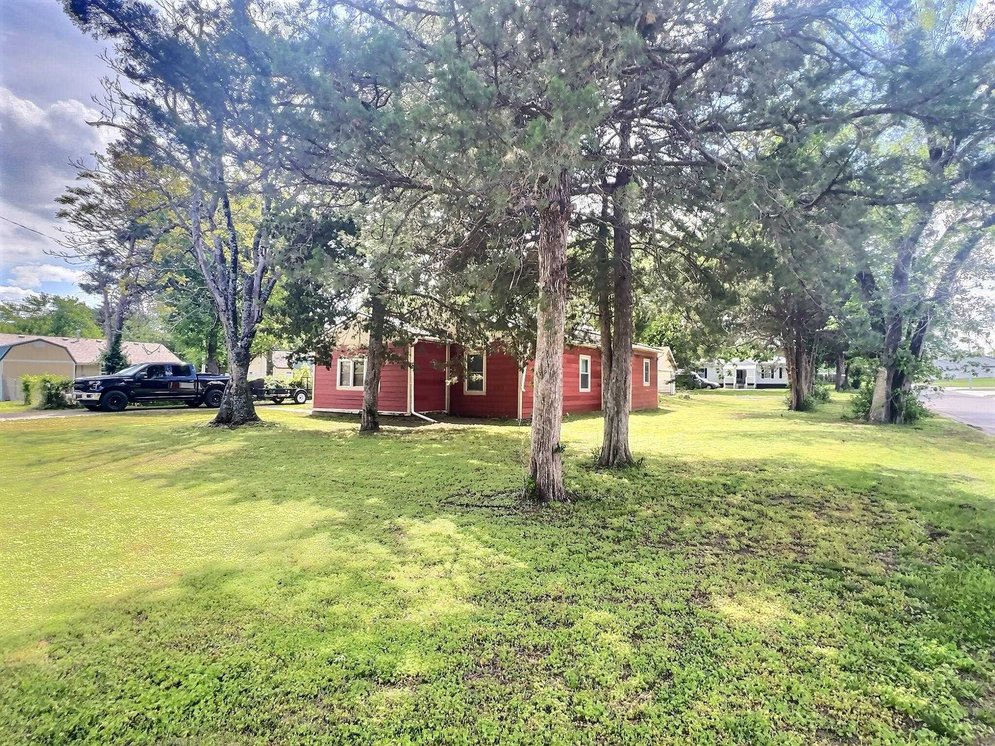 1049 N Main St Property Photo 1