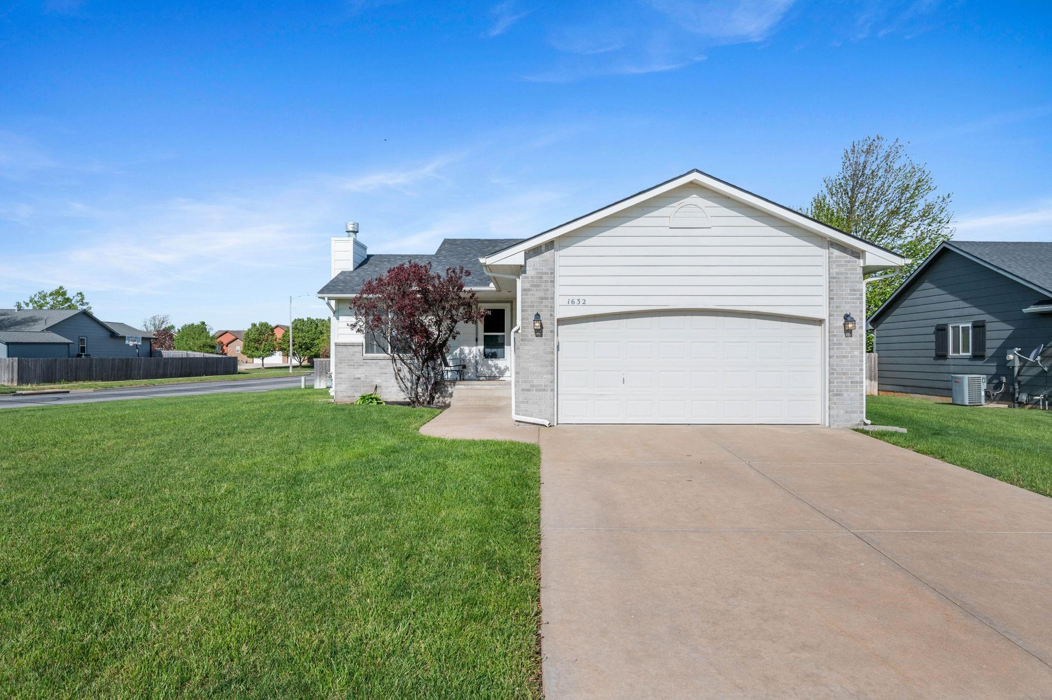 1632 E Winterset Property Photo