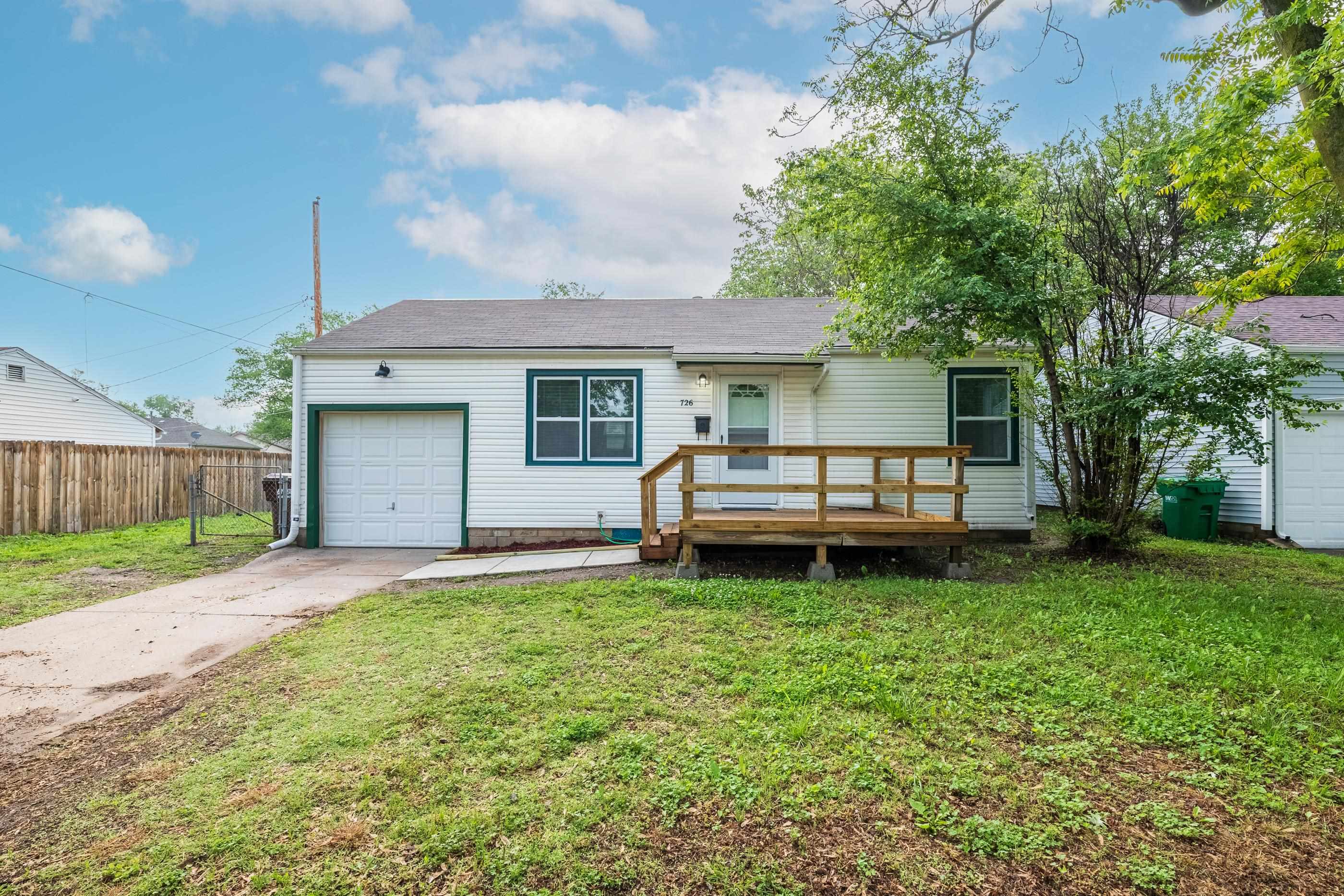 726 N Ash St Property Photo