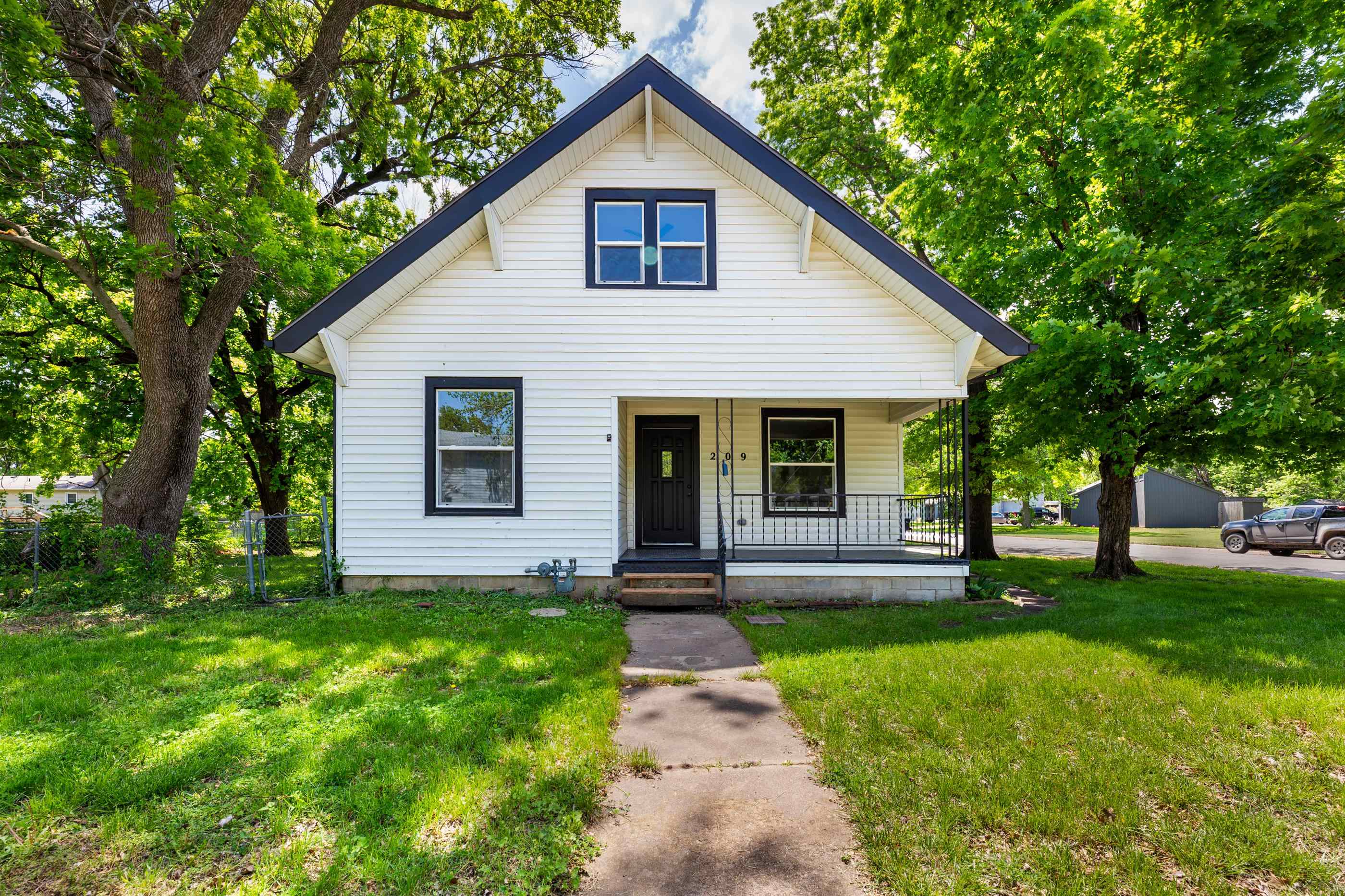 209 W 15th Property Photo