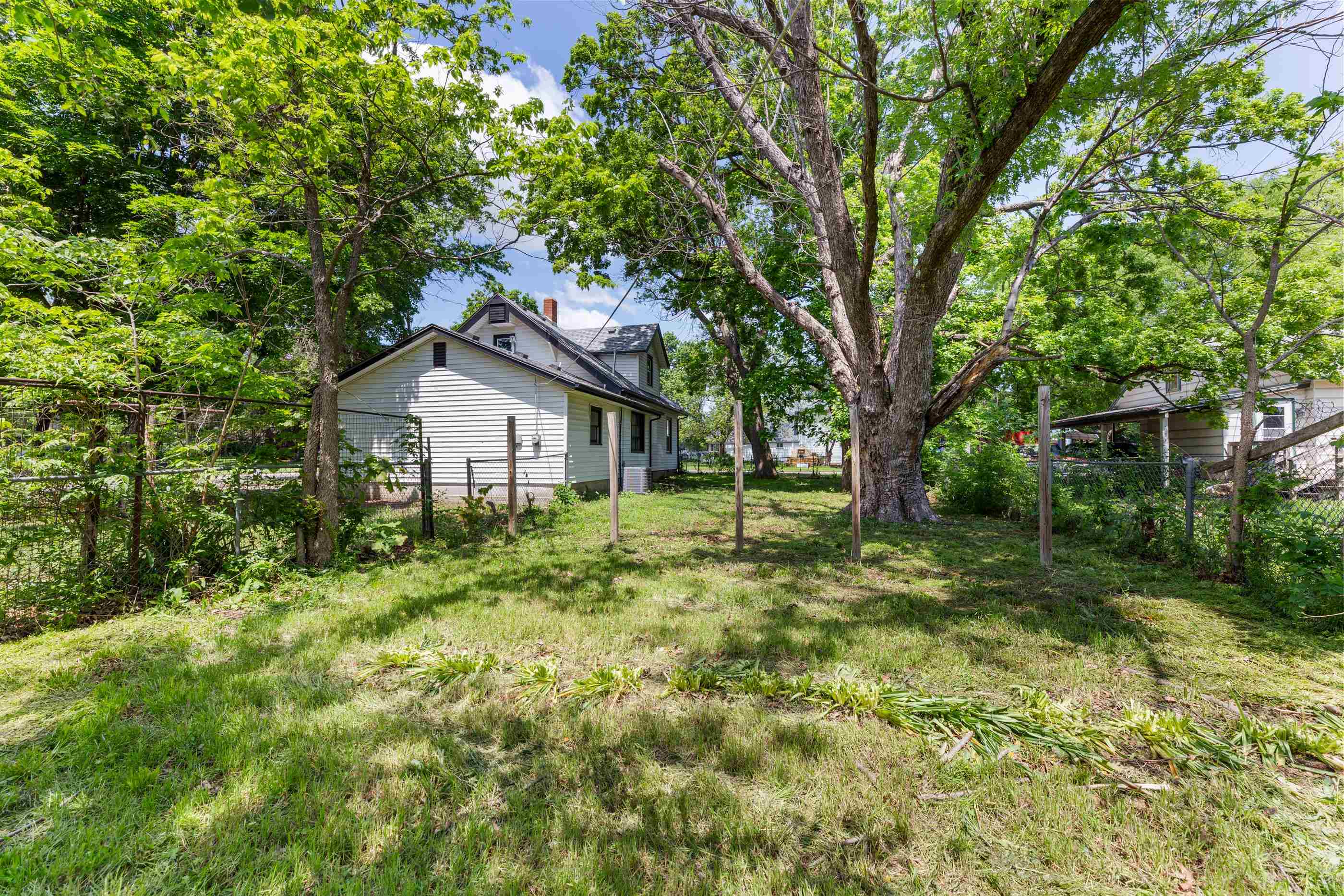 209 W 15th Property Photo 34