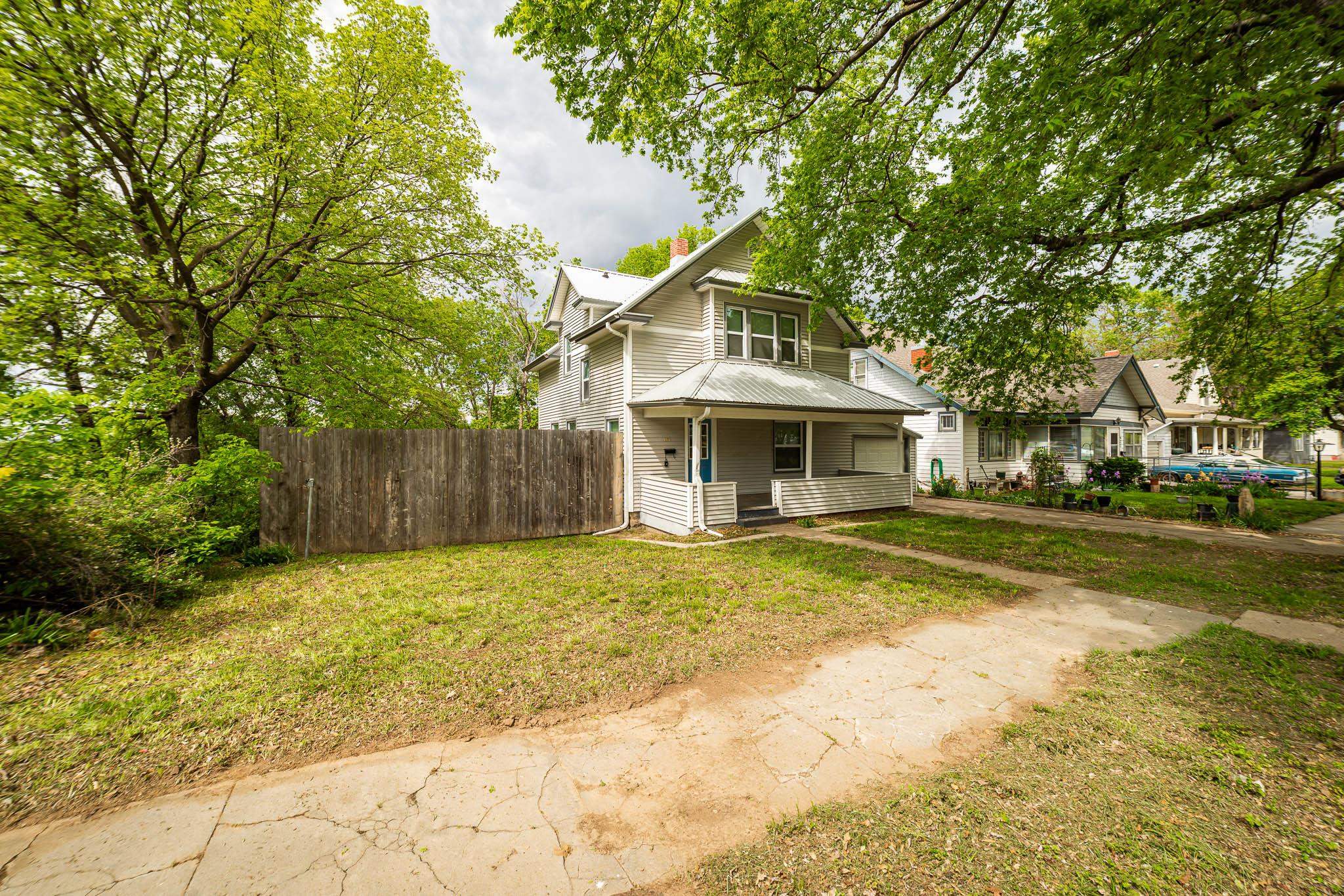 631 W 5th St Property Photo 1