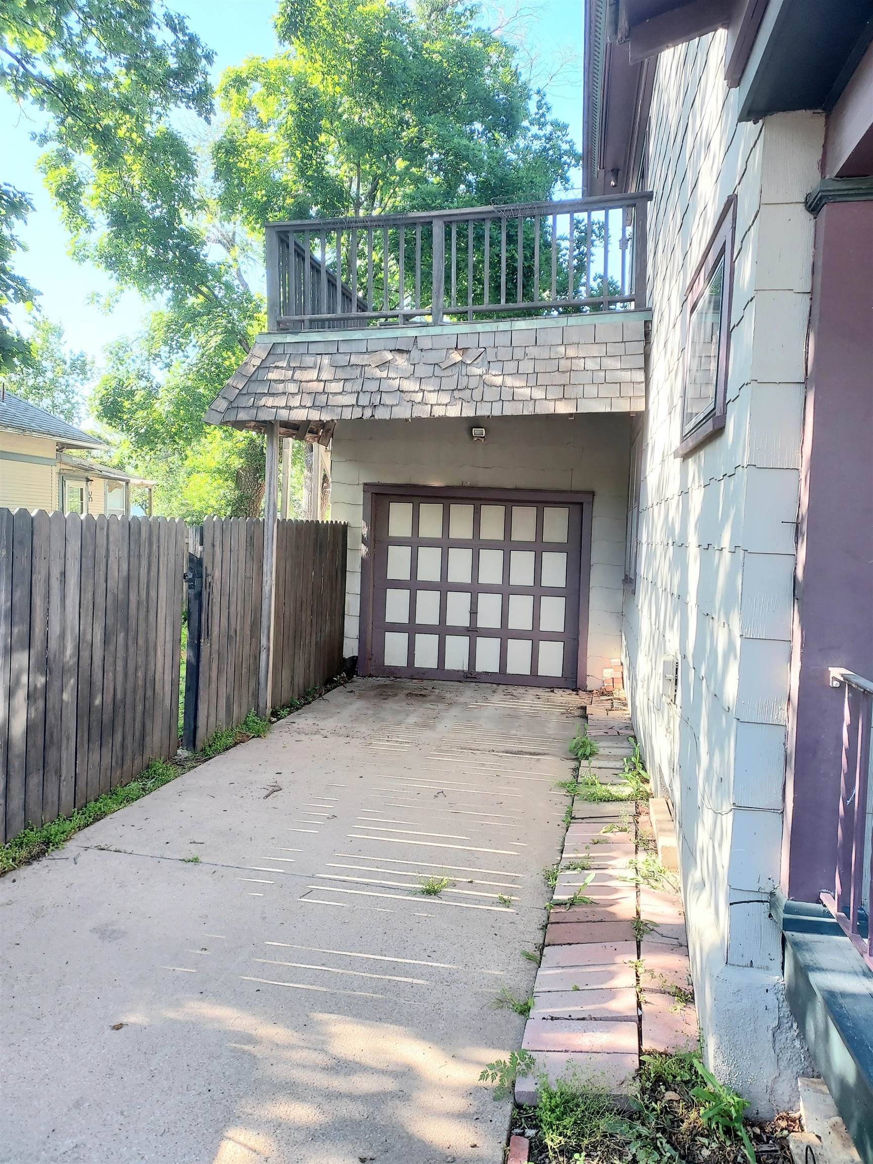 126 E 1st St Property Photo 3