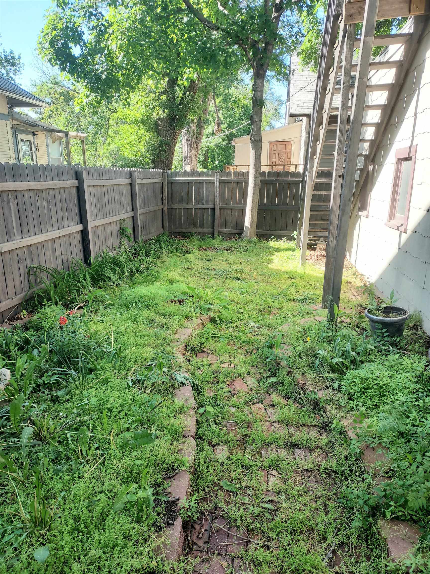 126 E 1st St Property Photo 13