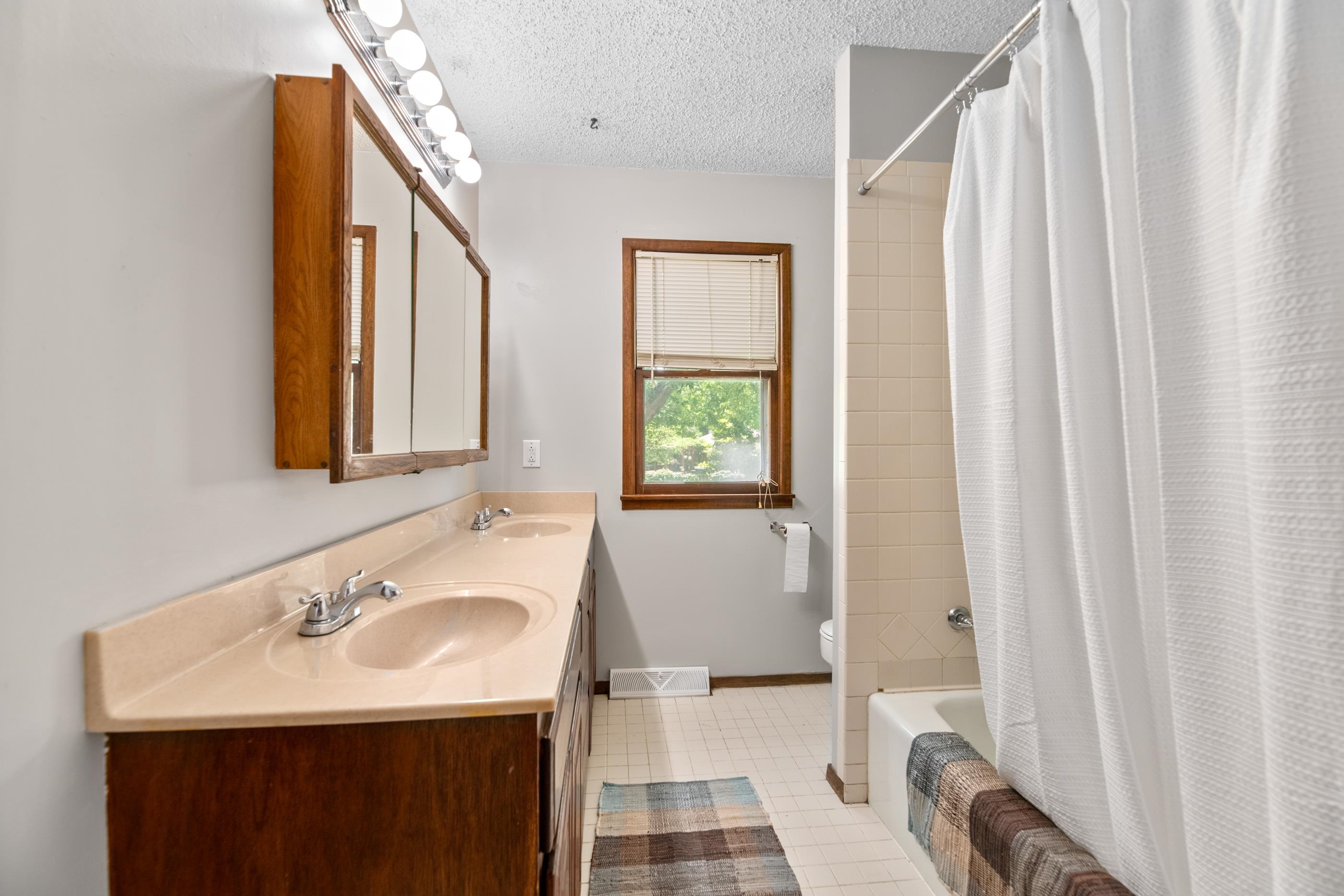 1111 N Peterson Ave Property Photo 9