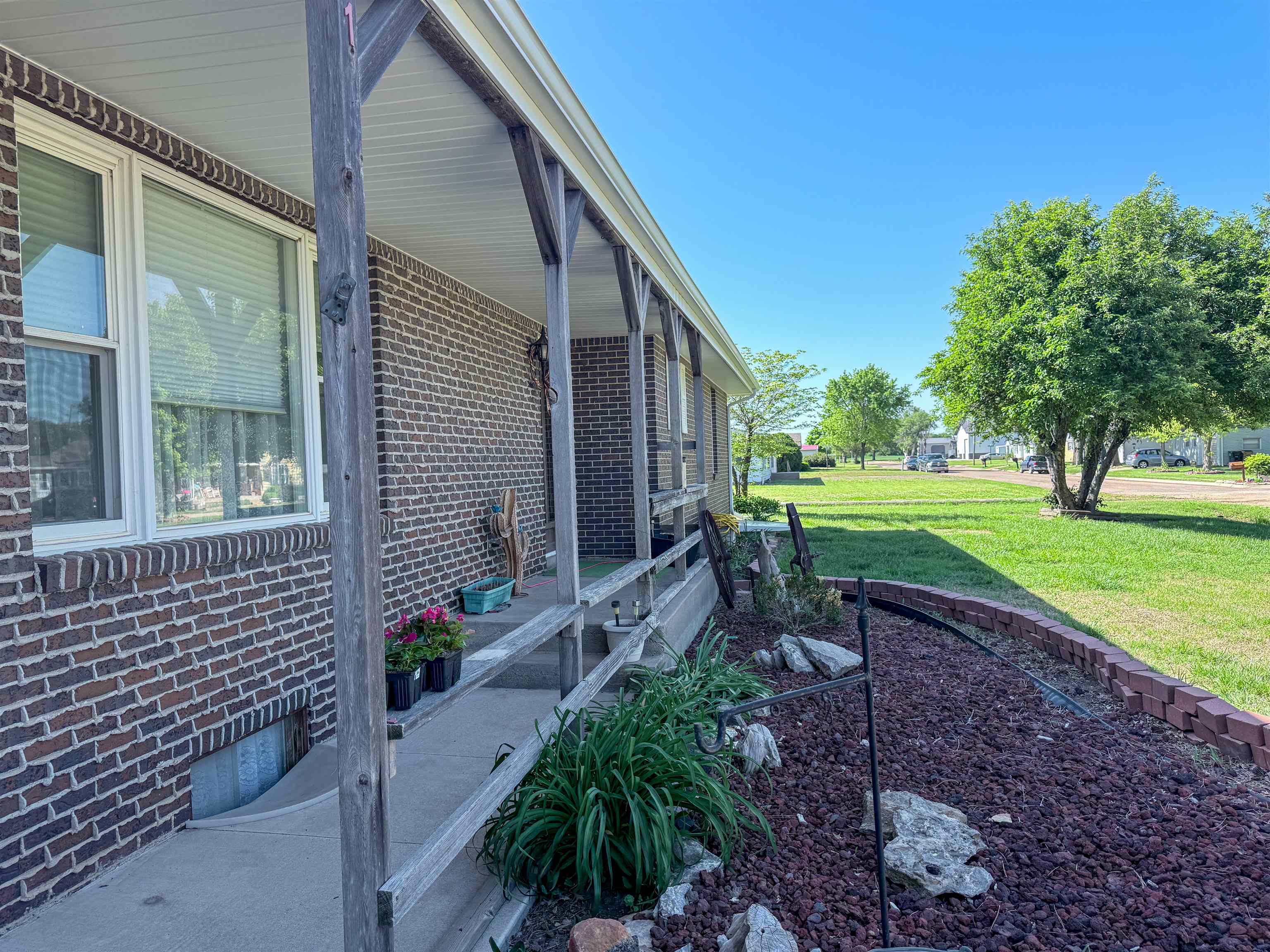 112 Willow Property Photo 3