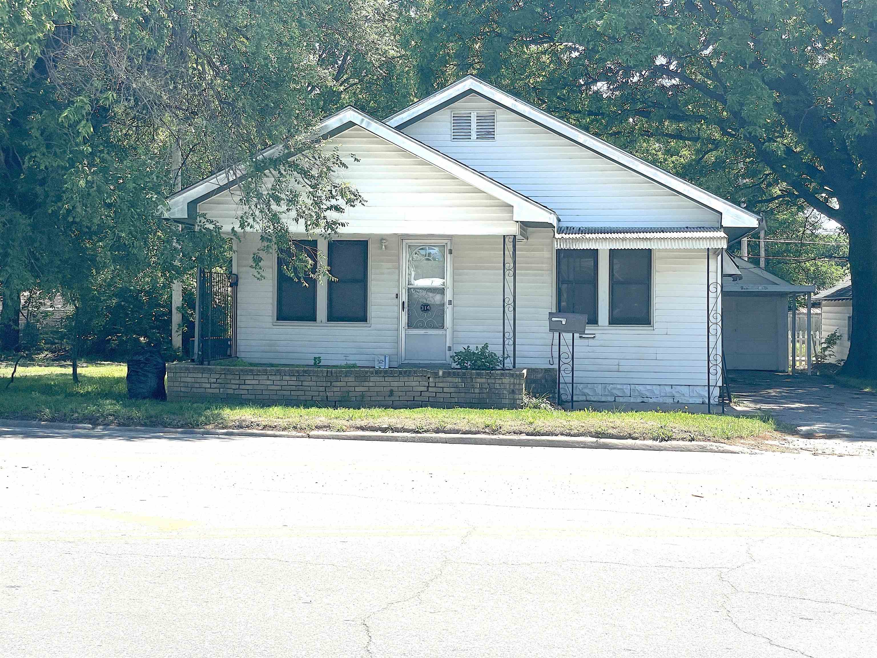 314 E 15th St Property Photo 1
