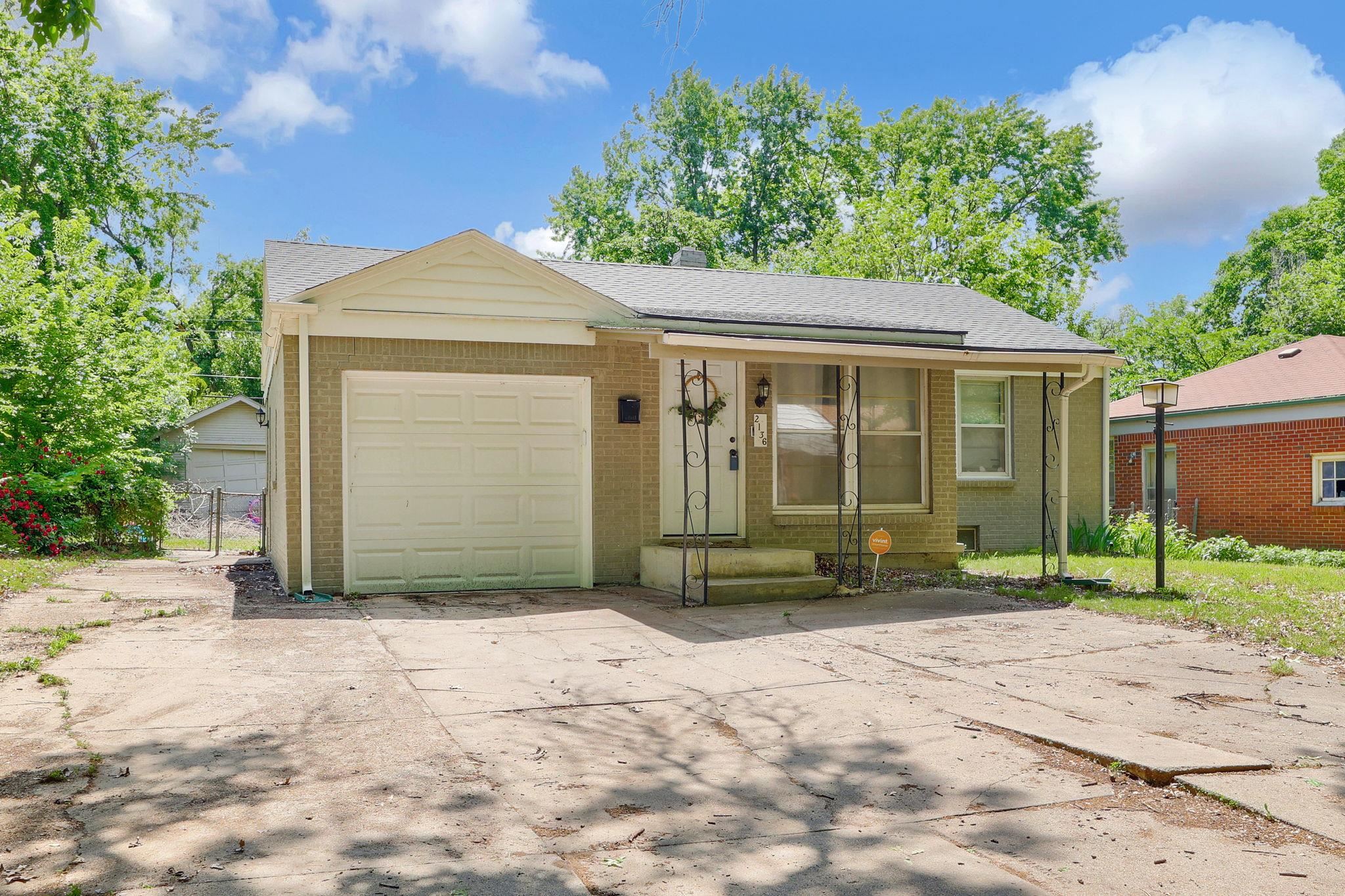 2136 S Pinecrest St Property Photo