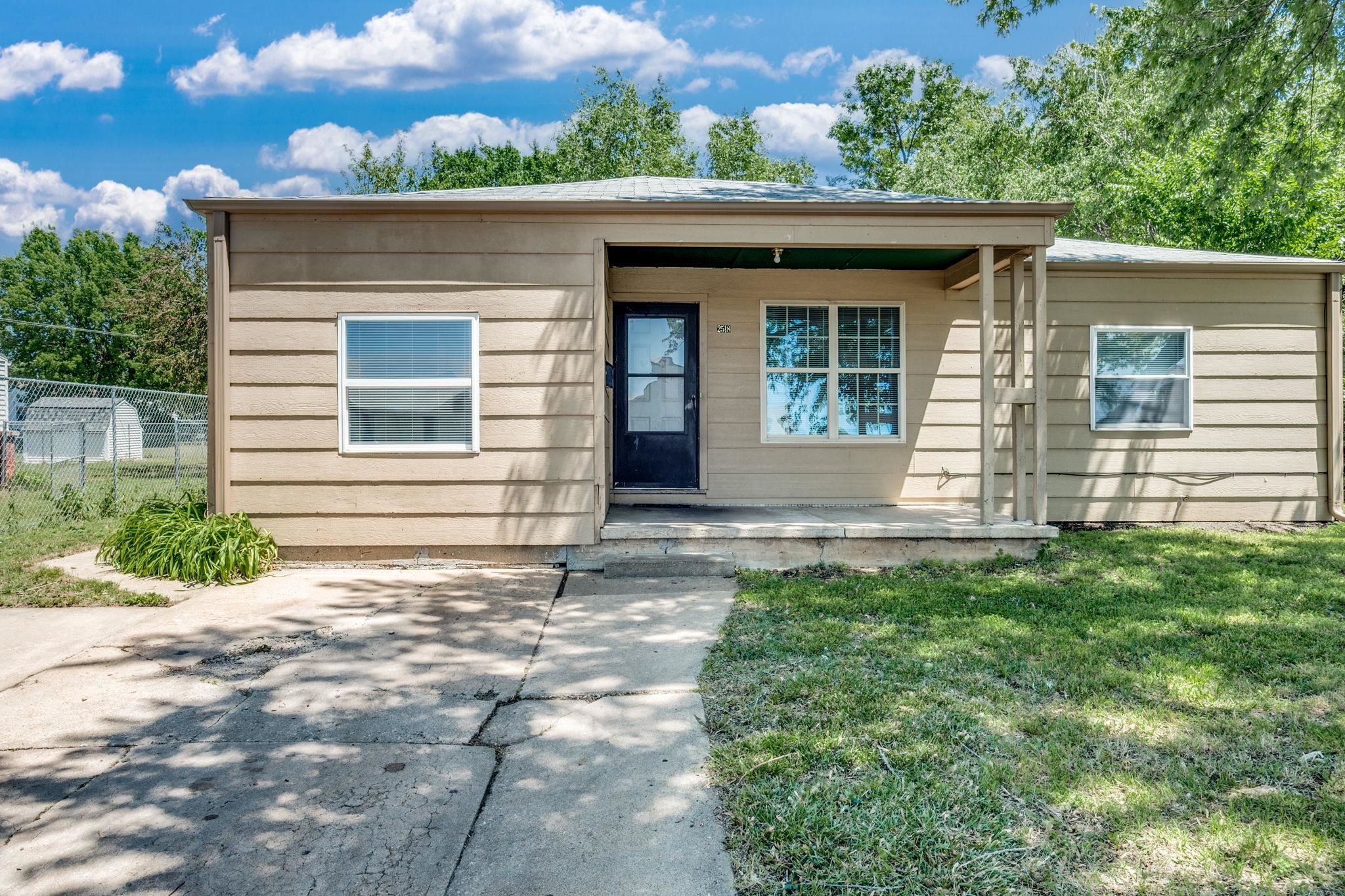 2518 N Grove St Property Photo 2