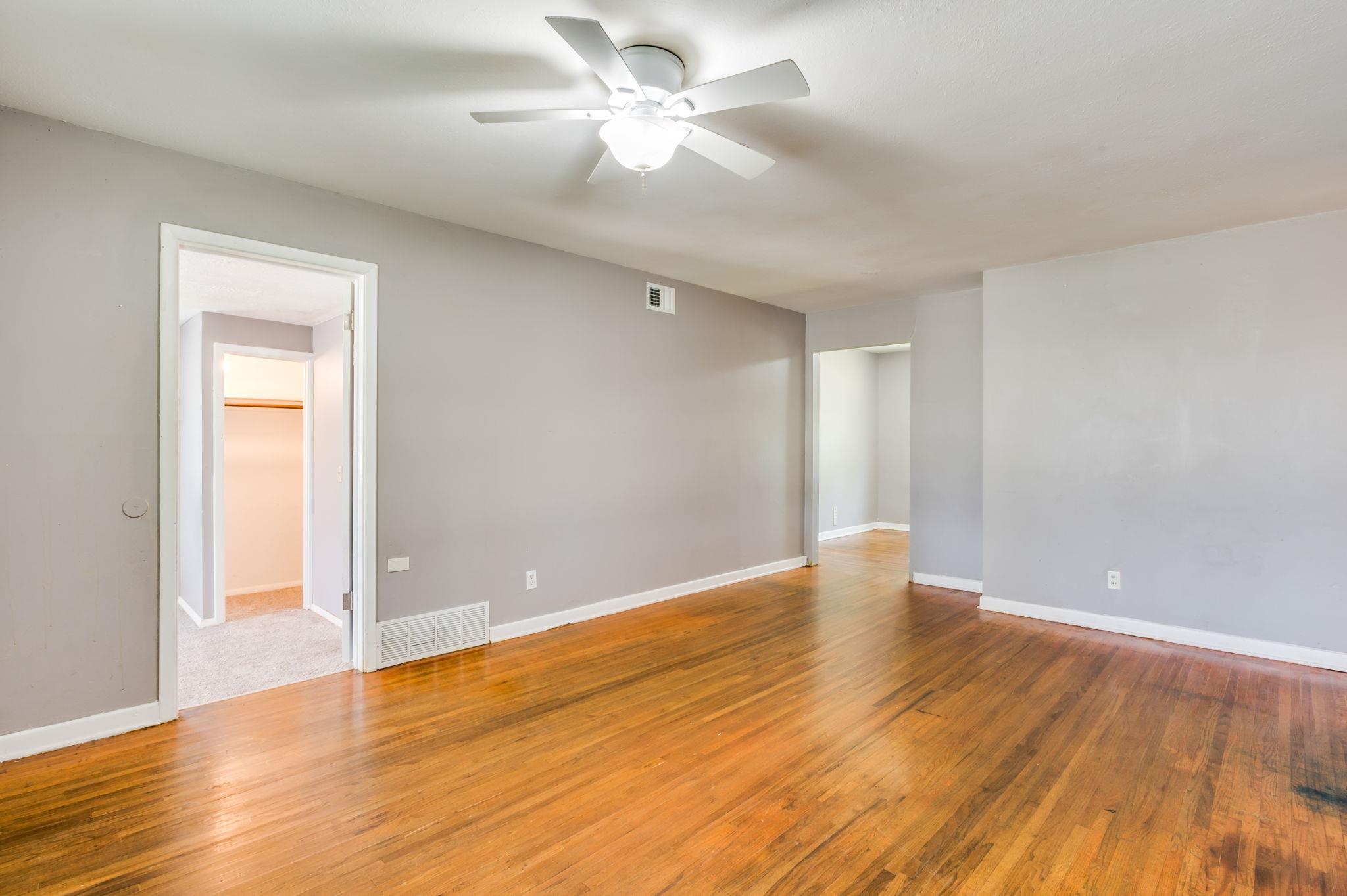 2518 N Grove St Property Photo 4
