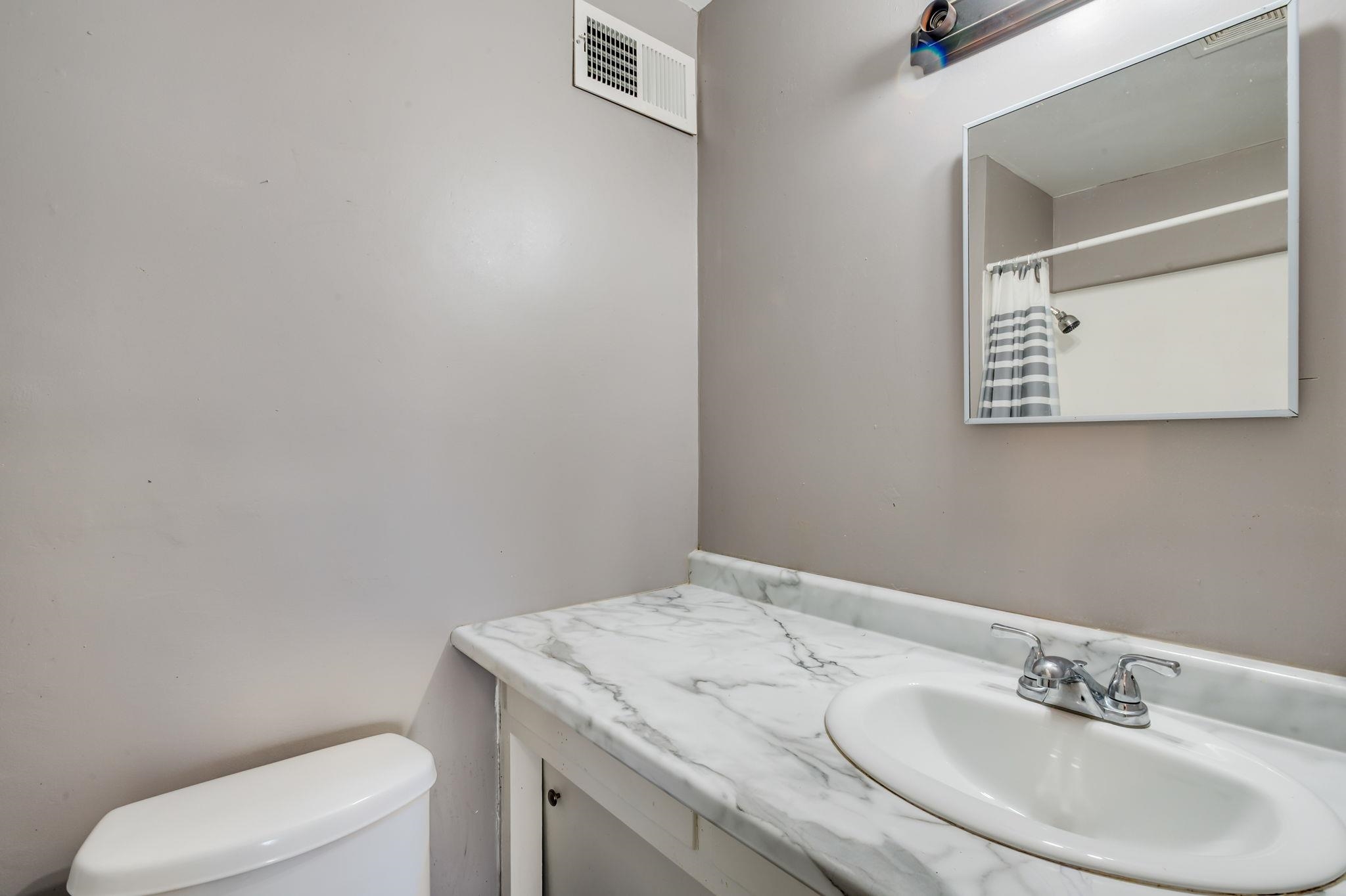 2518 N Grove St Property Photo 17