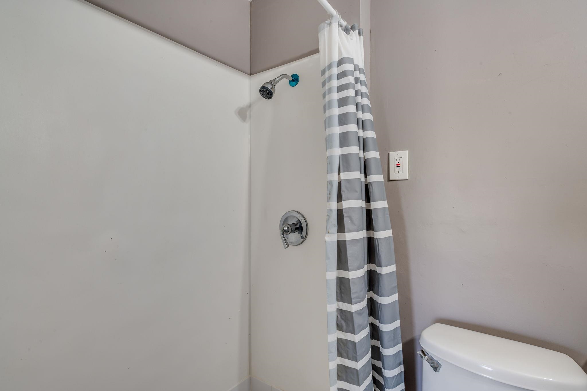 2518 N Grove St Property Photo 18