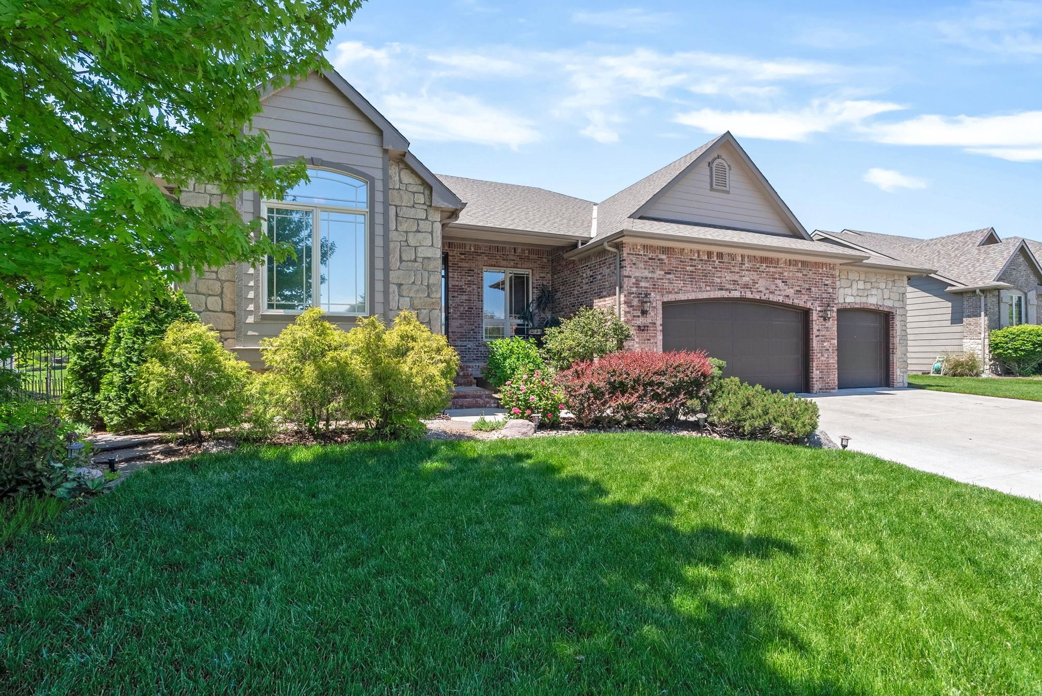 821 N Woodstone Dr Property Photo 3